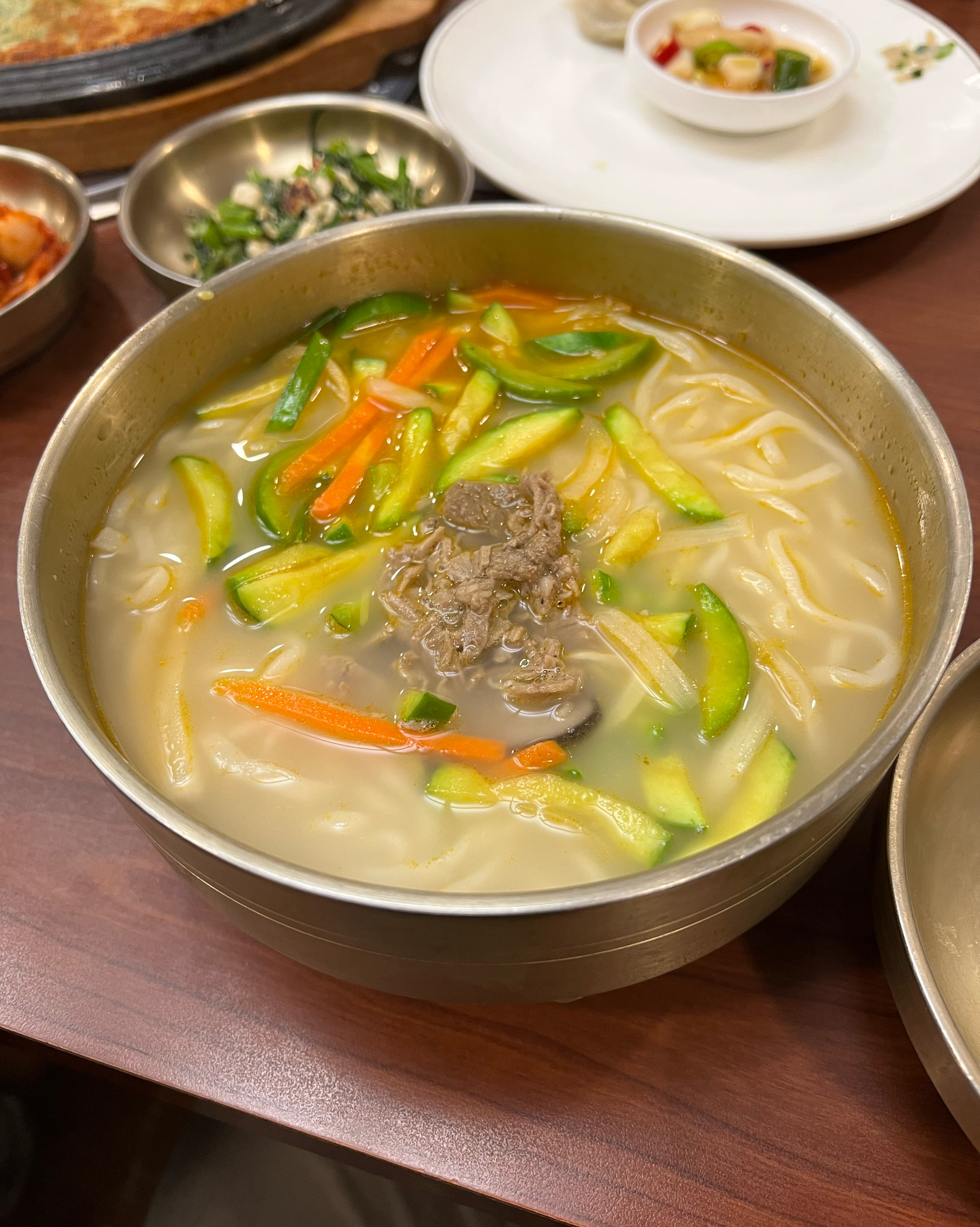 친구들이랑 모임 가졌는데 메뉴 구성도 너무 알차고 칼국수랑 감자전 너무 밋있었어요! 특히