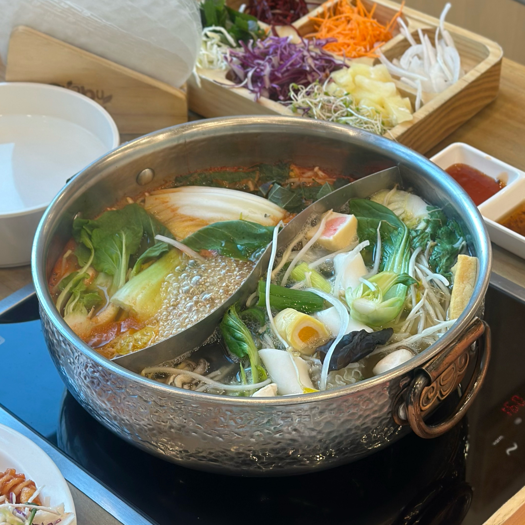 야채도 신선하고 맛있는게 많아요! 소고기도 무제한인데다가 샐러드바도 알차네요! 마트안에 있