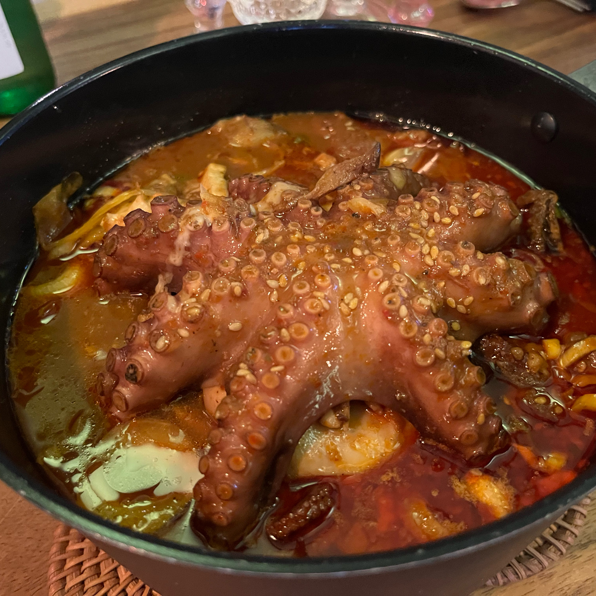 매장 웨이팅에 실패하고 포장주문했습니다. 전메뉴 포장 된다고해서 다행이었어요. 맛은 약간