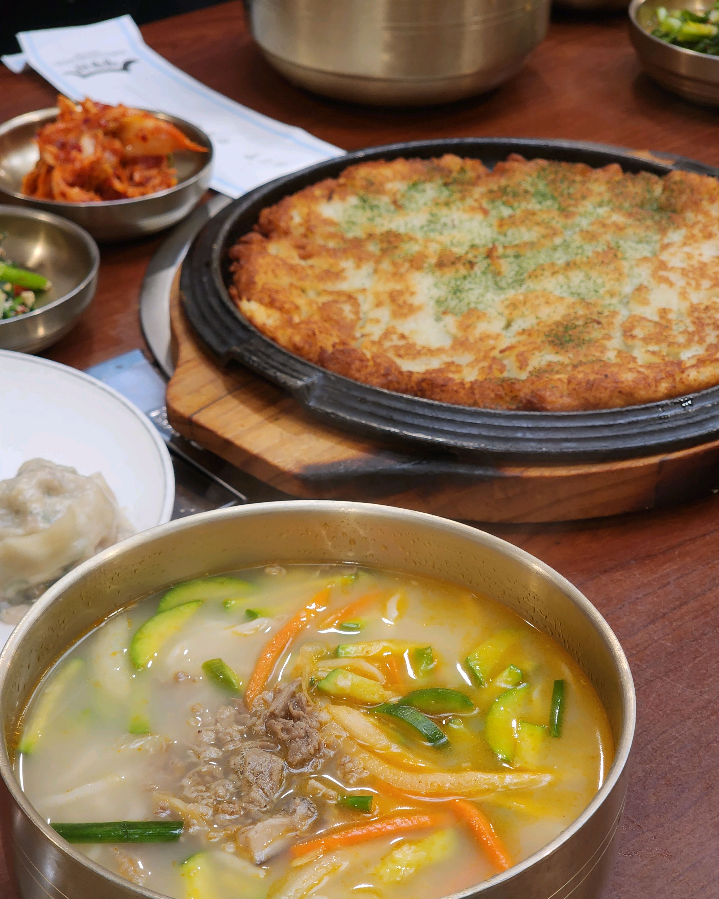 친구들과 함께 도곡역 오래된 맛집이라는 명동관 방문했습니다. 주차도 쉽고, 편하게 방문했는