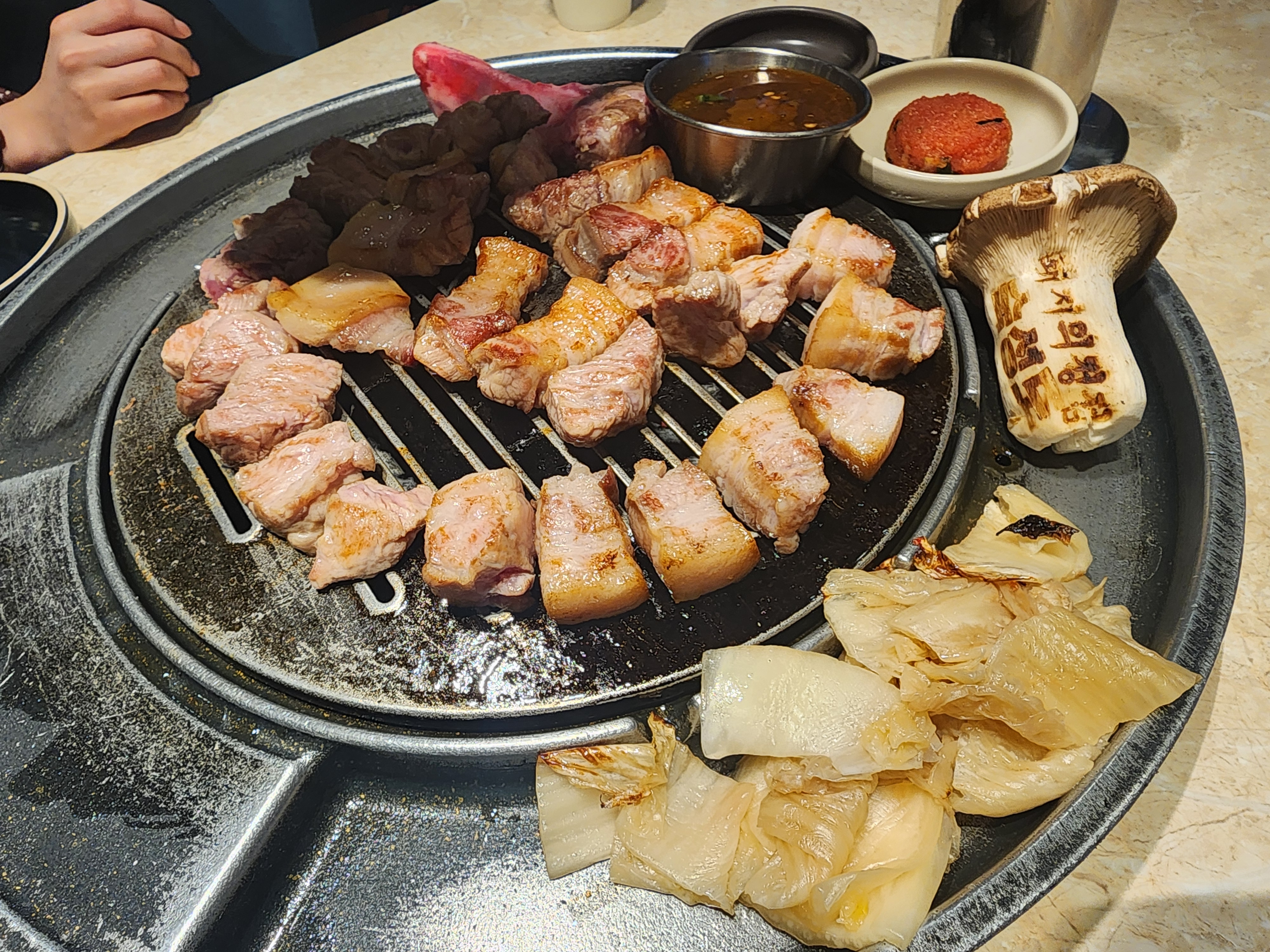 2년 전 맛있었던 기억에 오랜만에 방문했는데 삼겹살은 물컹, 목살은 뻑뻑..맛있다고 데려간