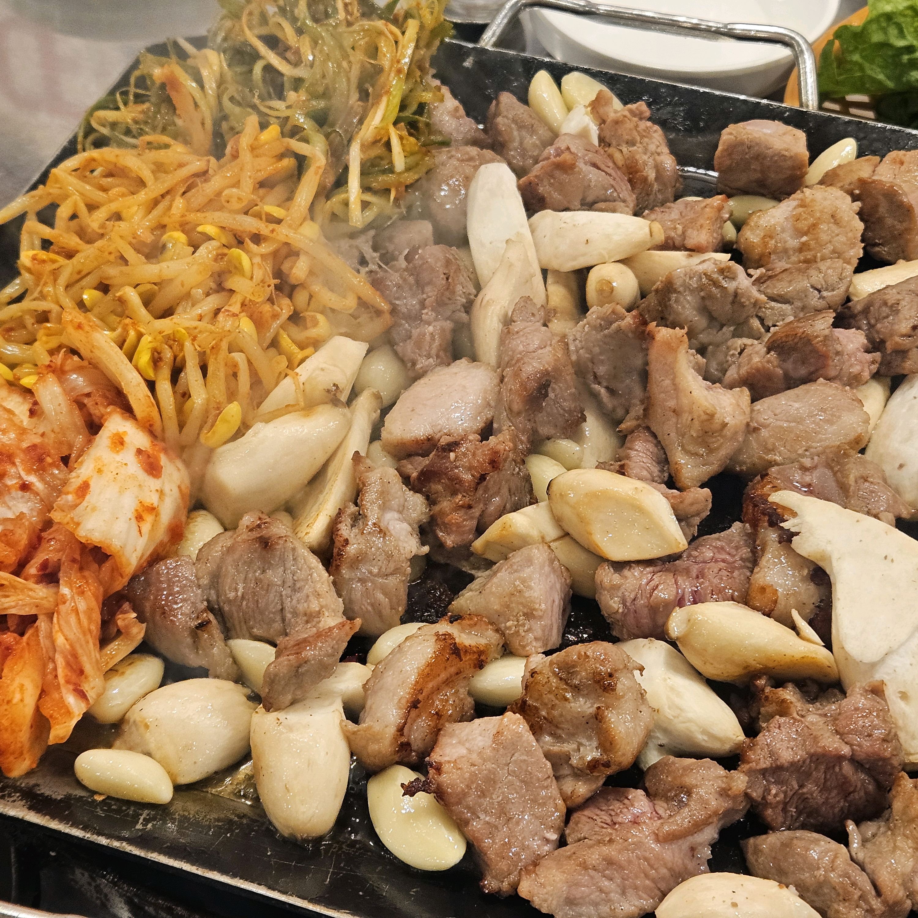 푸짐하고 투박하지만 씹는맛이 있는 뒷고기와 야들하고 고소한 삼겹살이 너무 맛있었습니다 :)