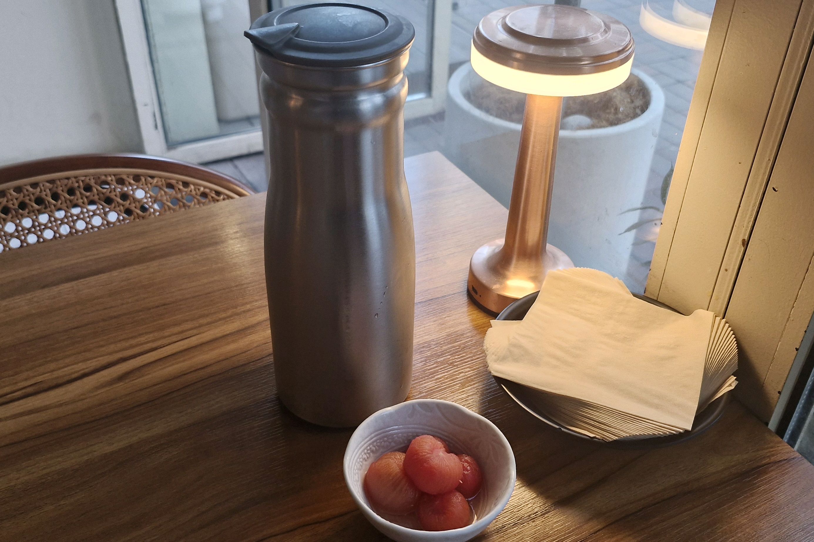 식전에 준 유자가 들어간 방울토마토 테라생맥주 한우육회 맛있습니다 - 천호동 맛집 퍼플
