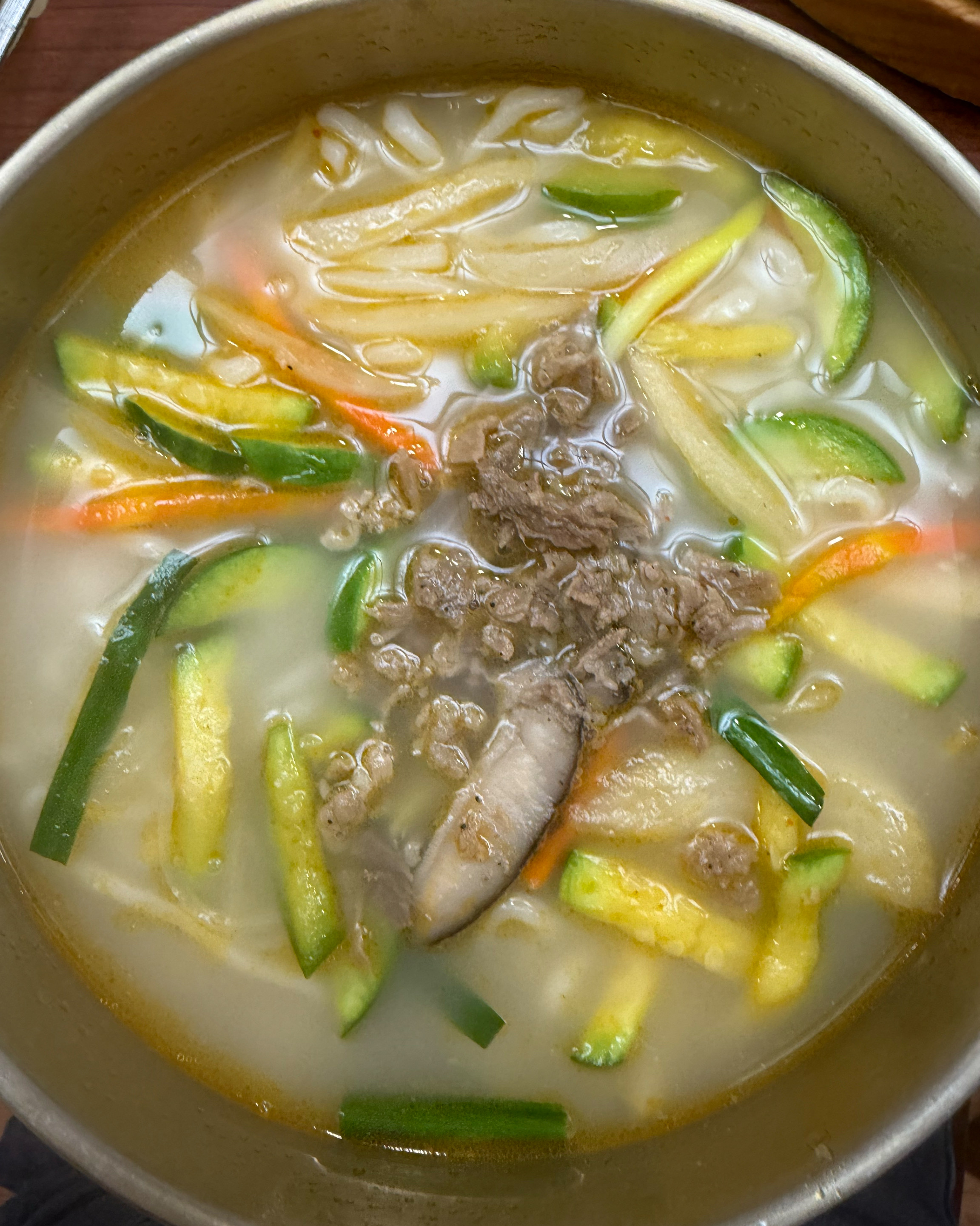도곡역 근처에 있는 명동관 다녀왔어요. 전부터 감자전이 맛있다고 들어서 기대했는데, 진짜