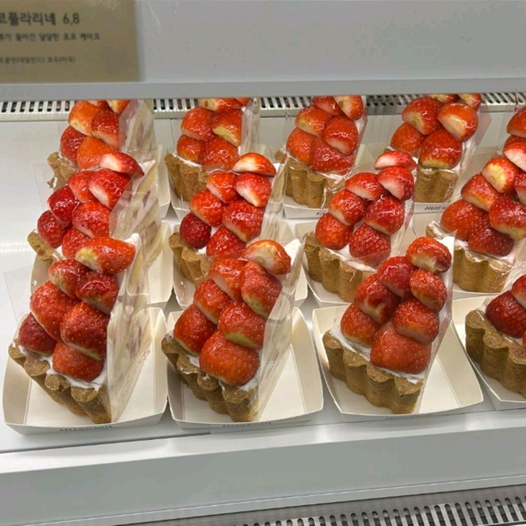 커피 퀄리티 진짜 좋습니다 얼그레이하이볼에이드 마셨는데 너무 맛있었어요! 인테리어도 깔끔해