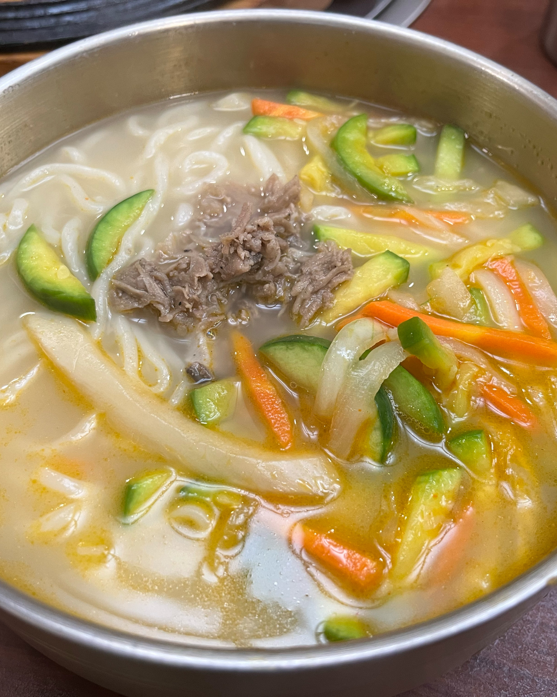인심이 얼마나 후하신지 칼국수 양이 어마무시한데 맛 또한 최고입니다. 쫄깃한 면발에 재료가
