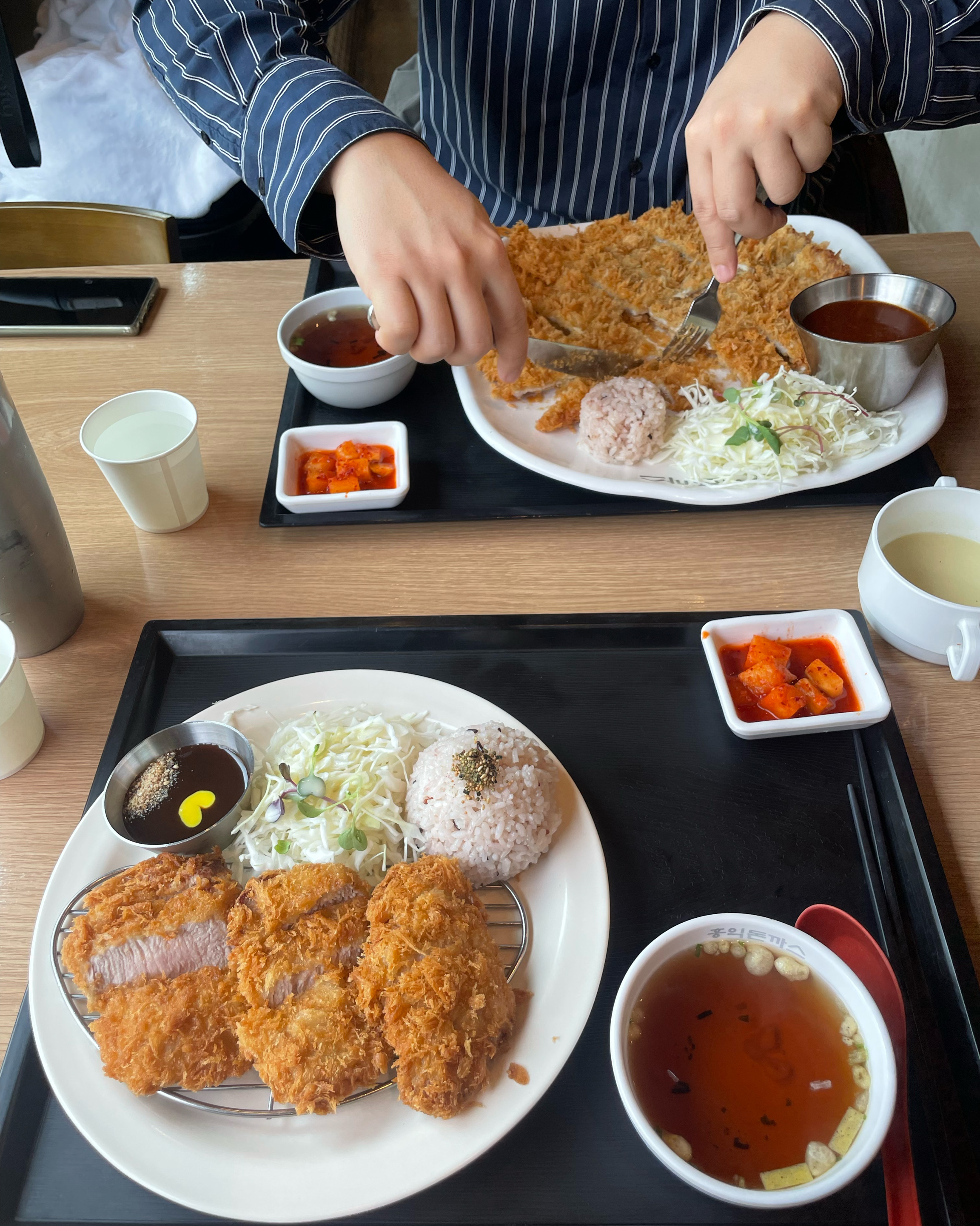 깨끗한 기름에서 튀겨서 그런지 맛이 깔끔해요 - 인천 송도 맛집 홍익돈까스 송도점
