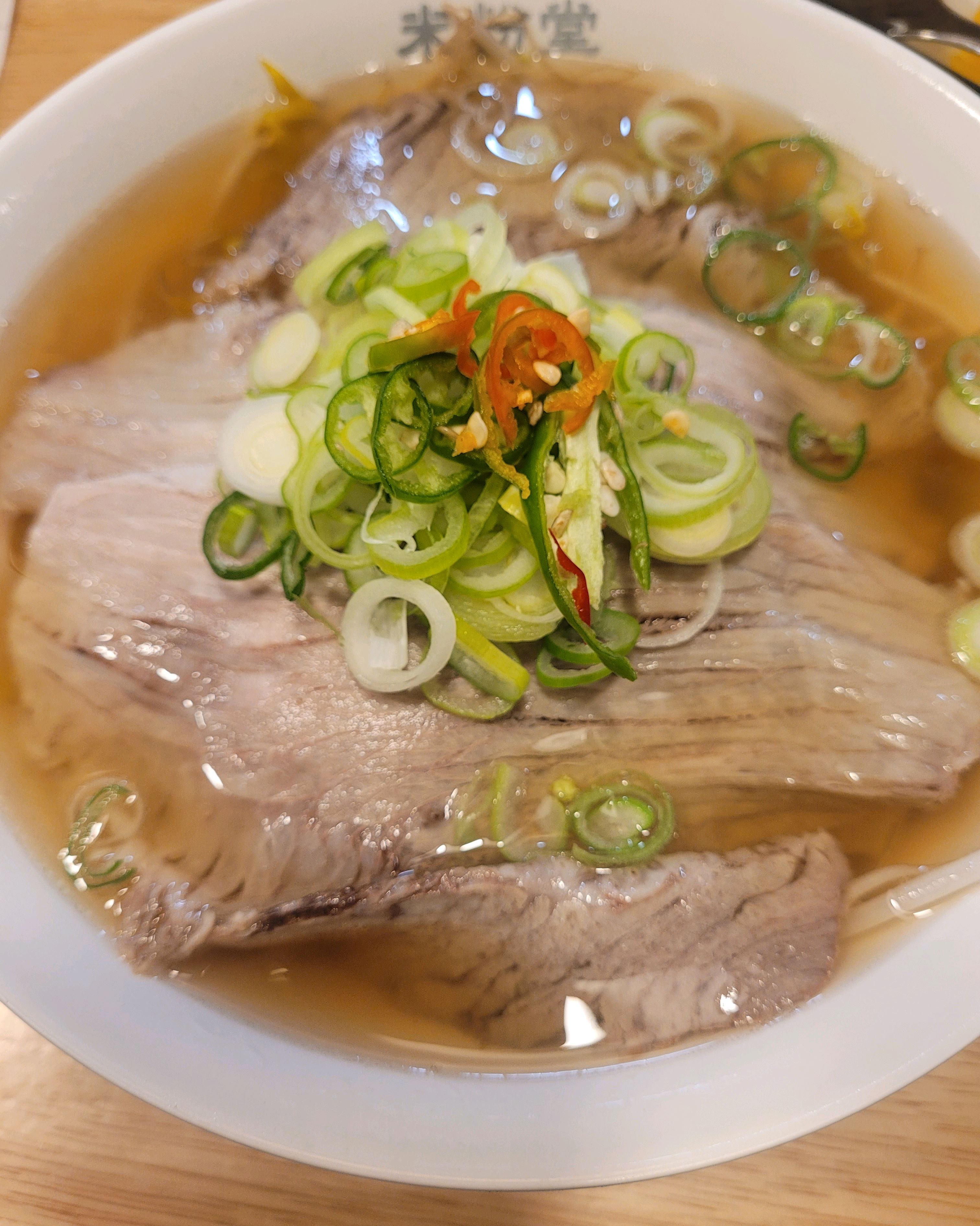 혼밥하기도 좋고 국물맛도 깔끔하며 소스조합과 같이 쌀국수를 먹어도 맛있으며 여러 튀김들을