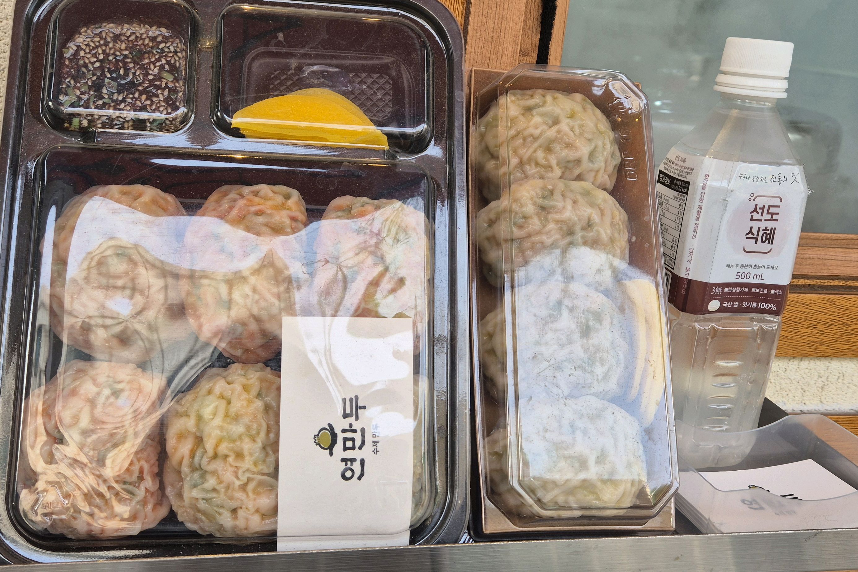지인이 맛있다고해서 토요일에 비를 뚫고 왔는데 재료소진ㅠ - 망원동 맛집 연만두