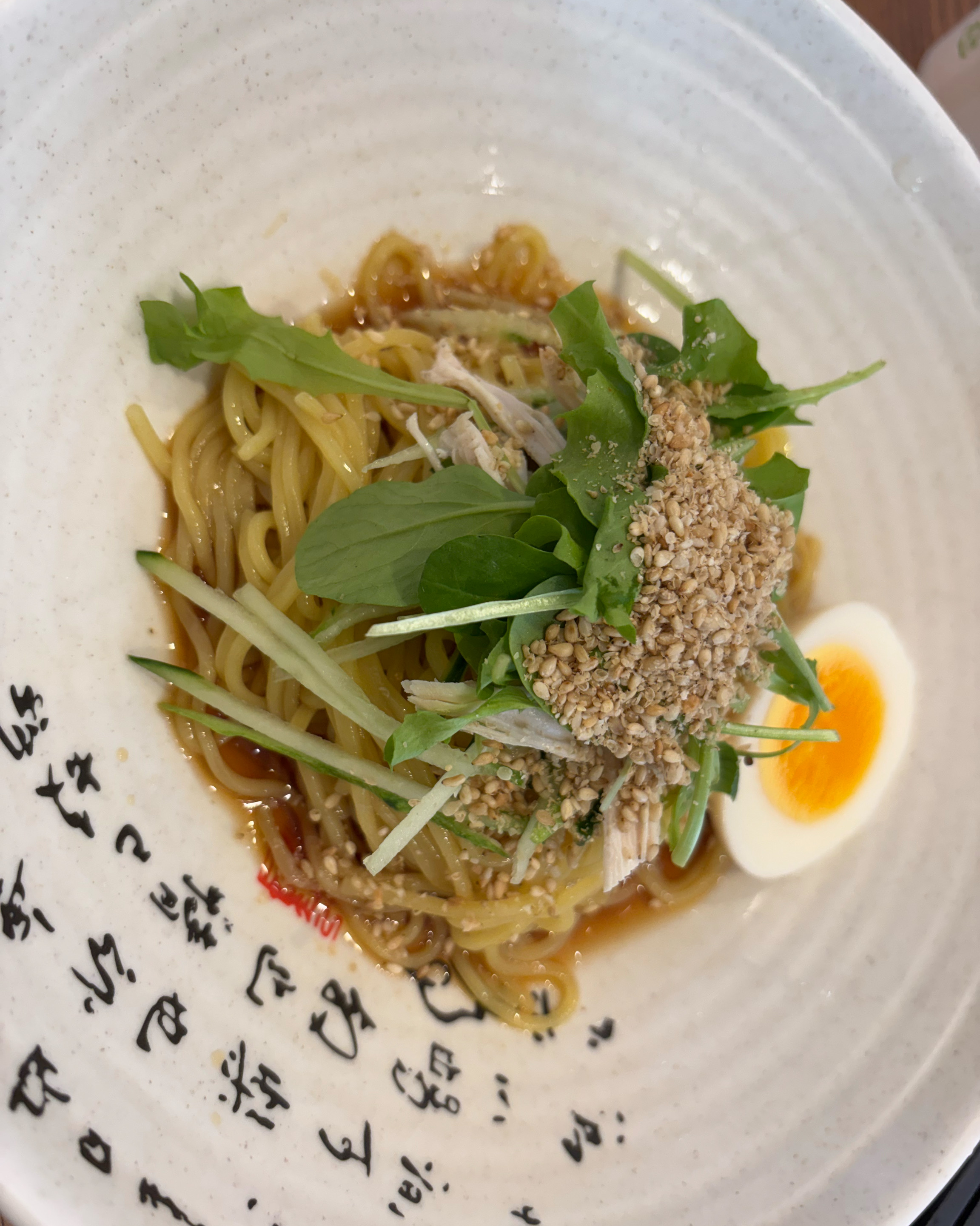랑빵면은 슴슴한 식초 간장국수맛. 닭고기 고명을 너무 아낀듯.. 너무 얇고 면 양도 많지않