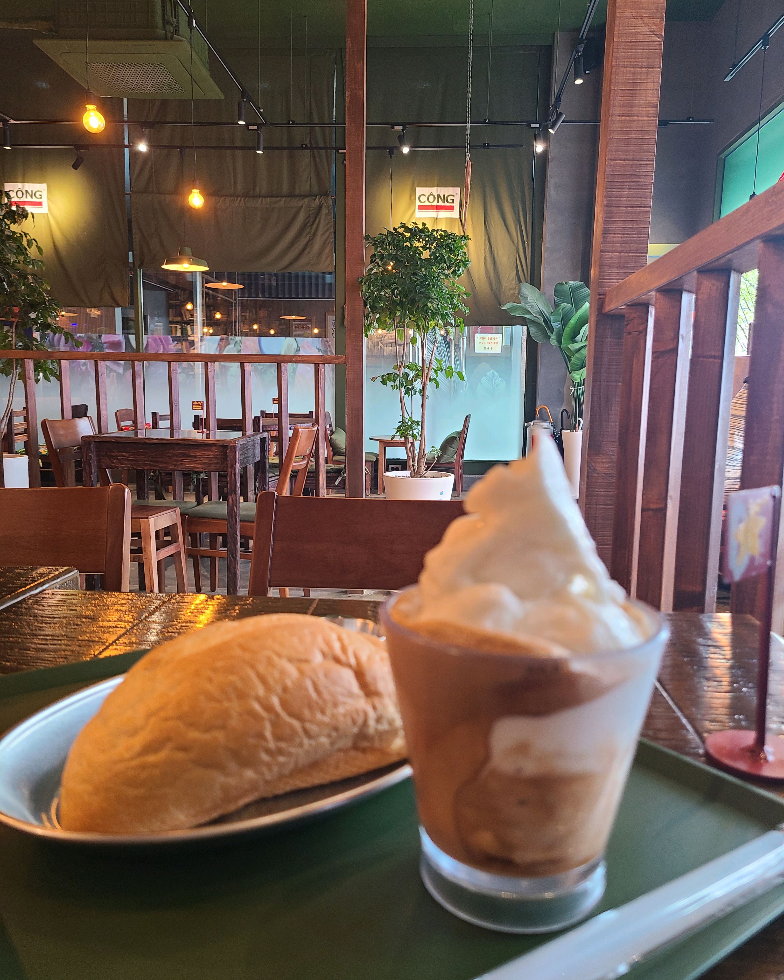 오늘은 코코넛스무디커피와 바게뜨 시켰어요. 바게뜨 따끈하니 너무 맛있네요. 강추요. 한가한
