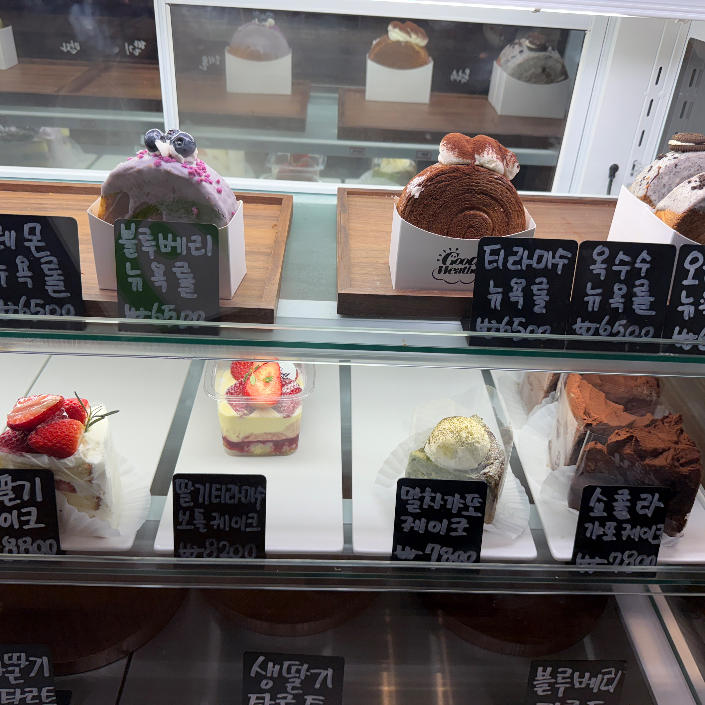디저트가 맛있는게 많고 음료도 종류가 많아요!! 매장도 넓고 인테리어도 이뻐서 연인이나 가
