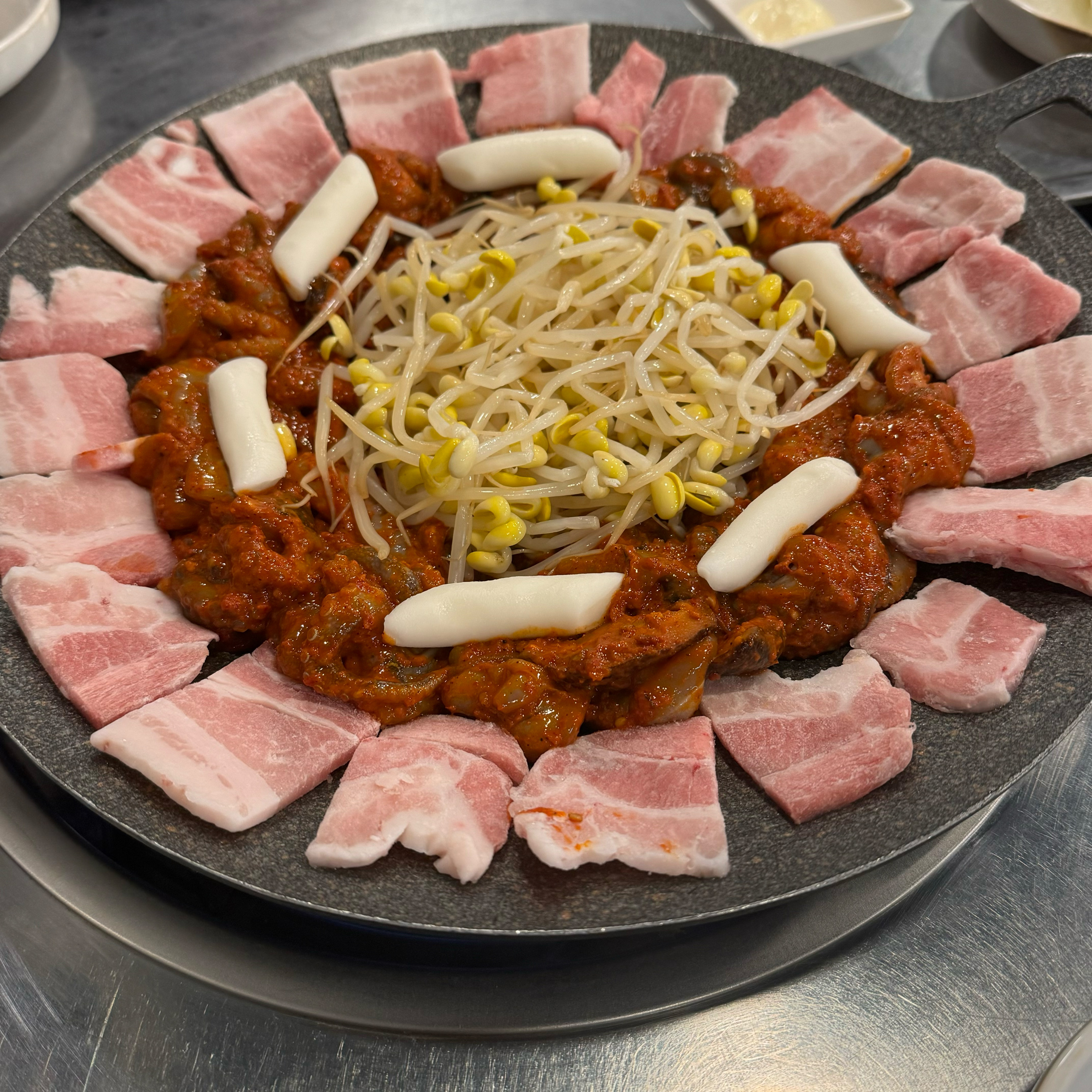 재방문 했는데 사장님도 항상 친절하시고 일단 쭈삼이 너무 맛있어요!! - 천호동 맛집 쭈꾸미아지매 암사점