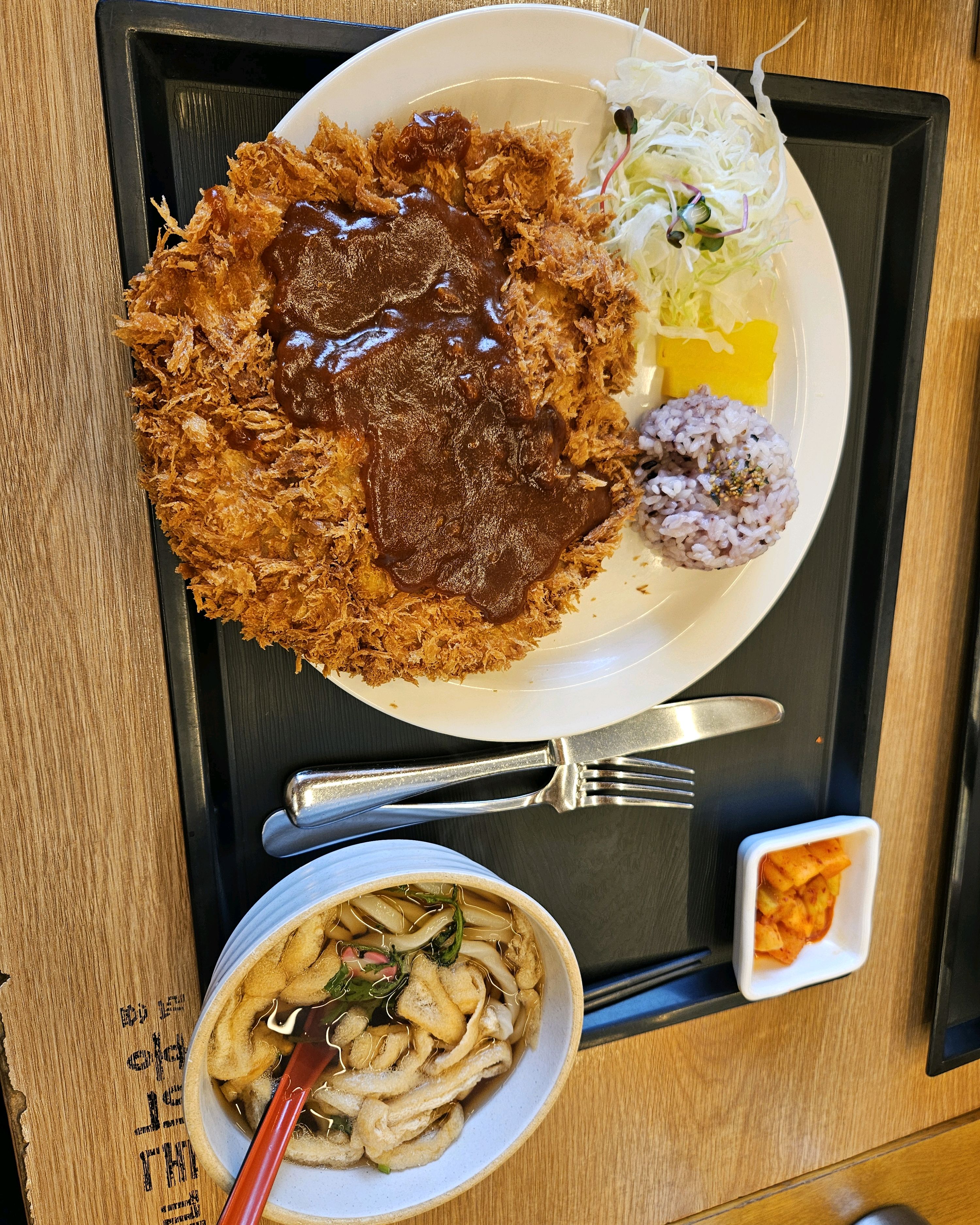 돈가스가 부드럽고 맛있어요 소스도 추가로 더 주는데 따듯하게 줘서 좋아요 - 천안 두정동 맛집 홍익돈까스 천안두정점