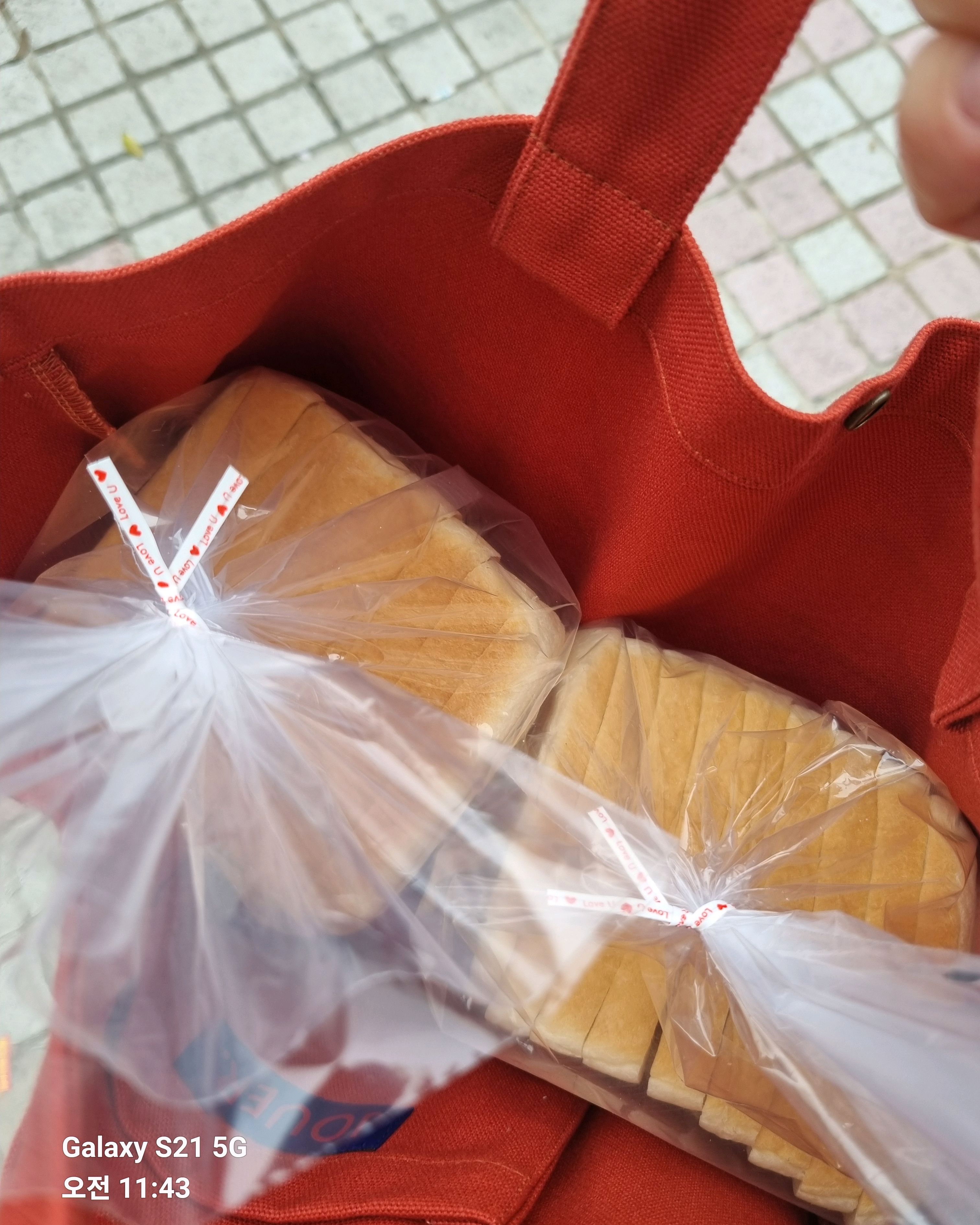 화이트리에 식빵이 흰빵이라 지나다니기만 했어요 그런데 후기에 생식빵이고 칼로리가 낮다고 해