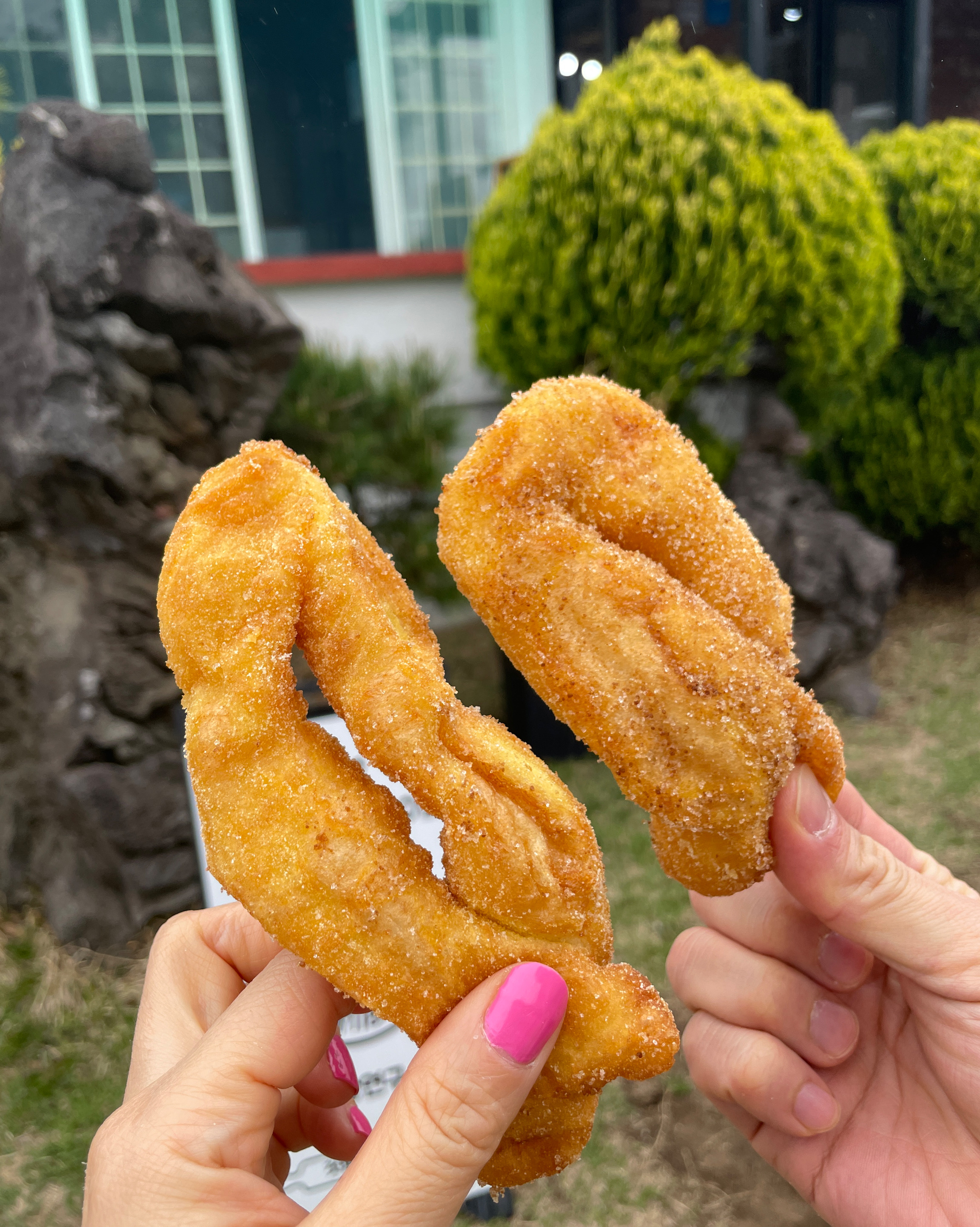꽈배기가 유명하다고 해서 다녀왔는데 금방 나온 따뜻한 꽈배기가 맛있엇어요!!! 제주공항 픽