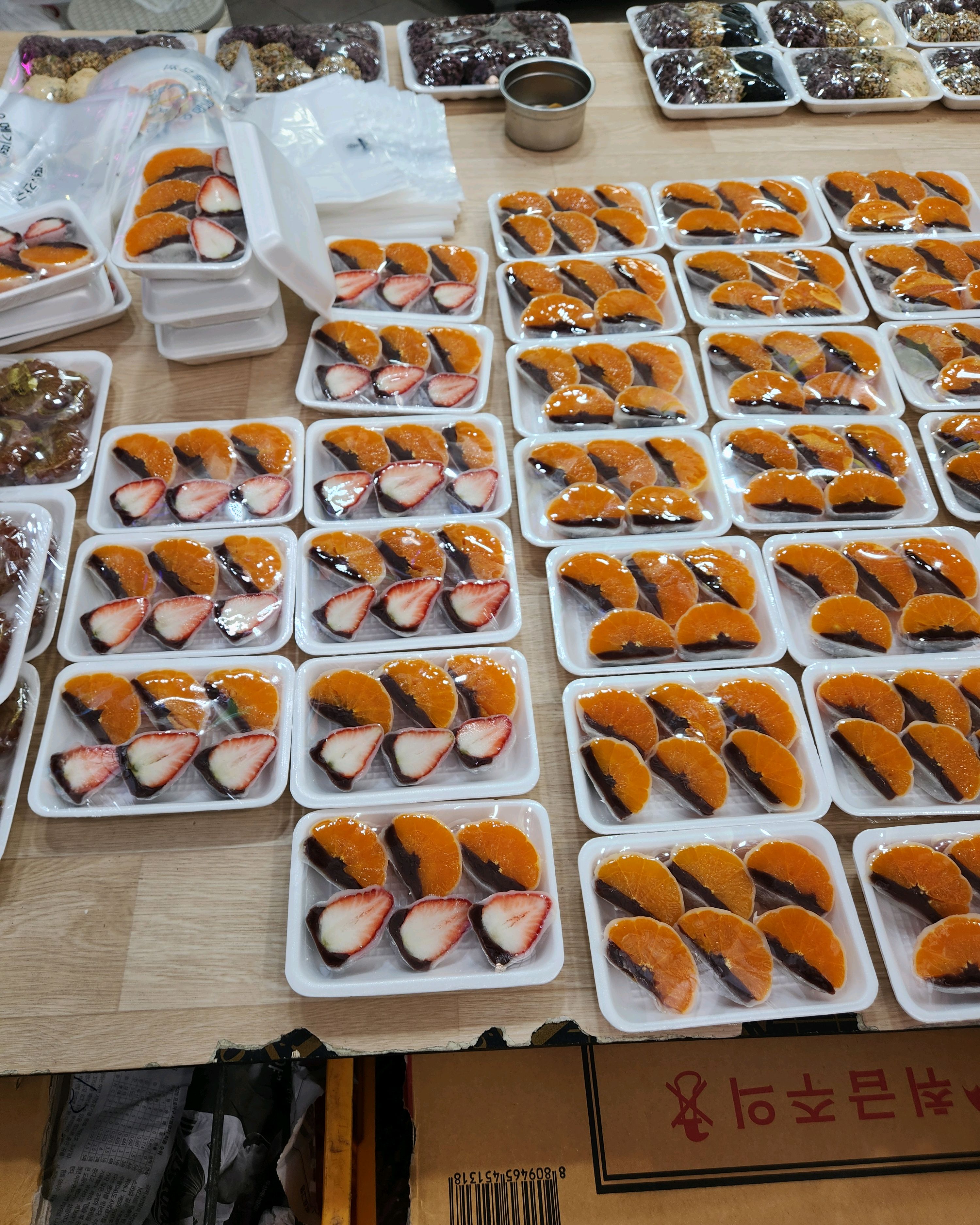 맛은 있는데 재료의 80%가 귤이라서 그냥 귤 먹는 거랑 큰 차이는 모르겠어요 떡 쫄깃하고