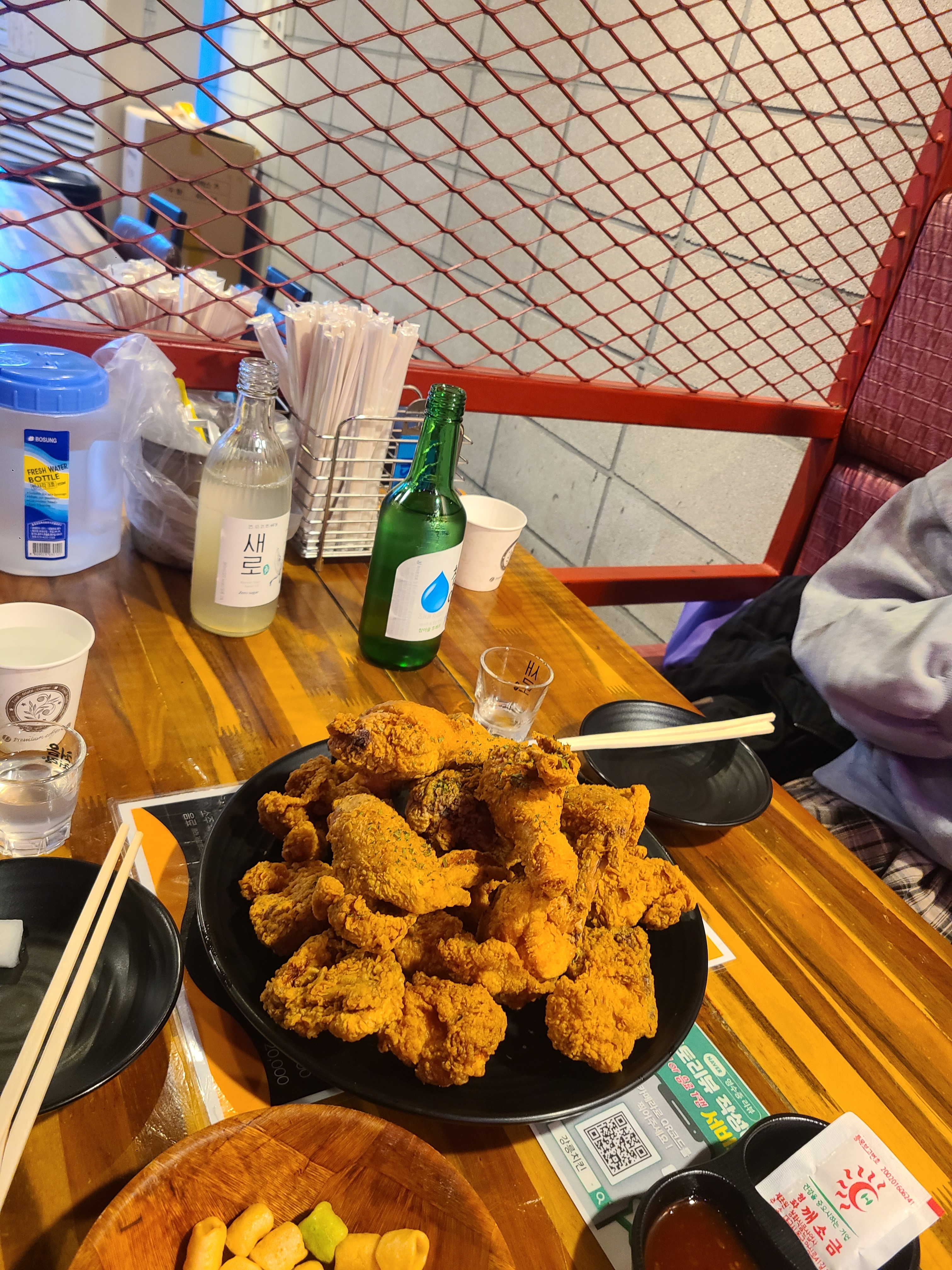 강릉맛집 입니다! 치킨이 너무 깔끔하고 맛나고 식어도 바삭하고뭐라해도 맛있넹 ㅎ 힝 서울보