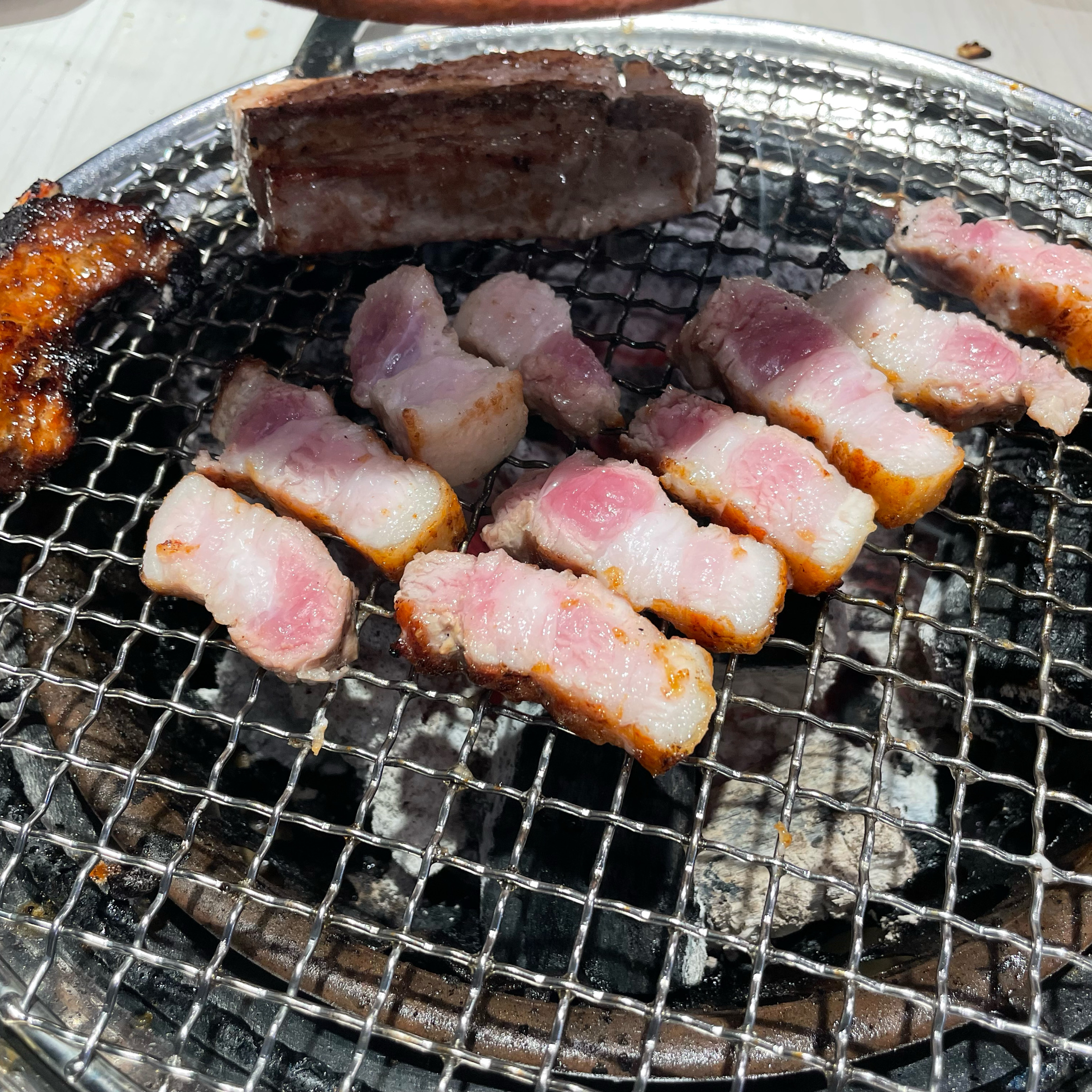 양념갈비도 맛있고 삼겹살도 맛잇어요. 셀프바로 바로바로 가져올 수 있어서 좋아요. - 동묘 맛집 명륜진사갈비 서울동묘점