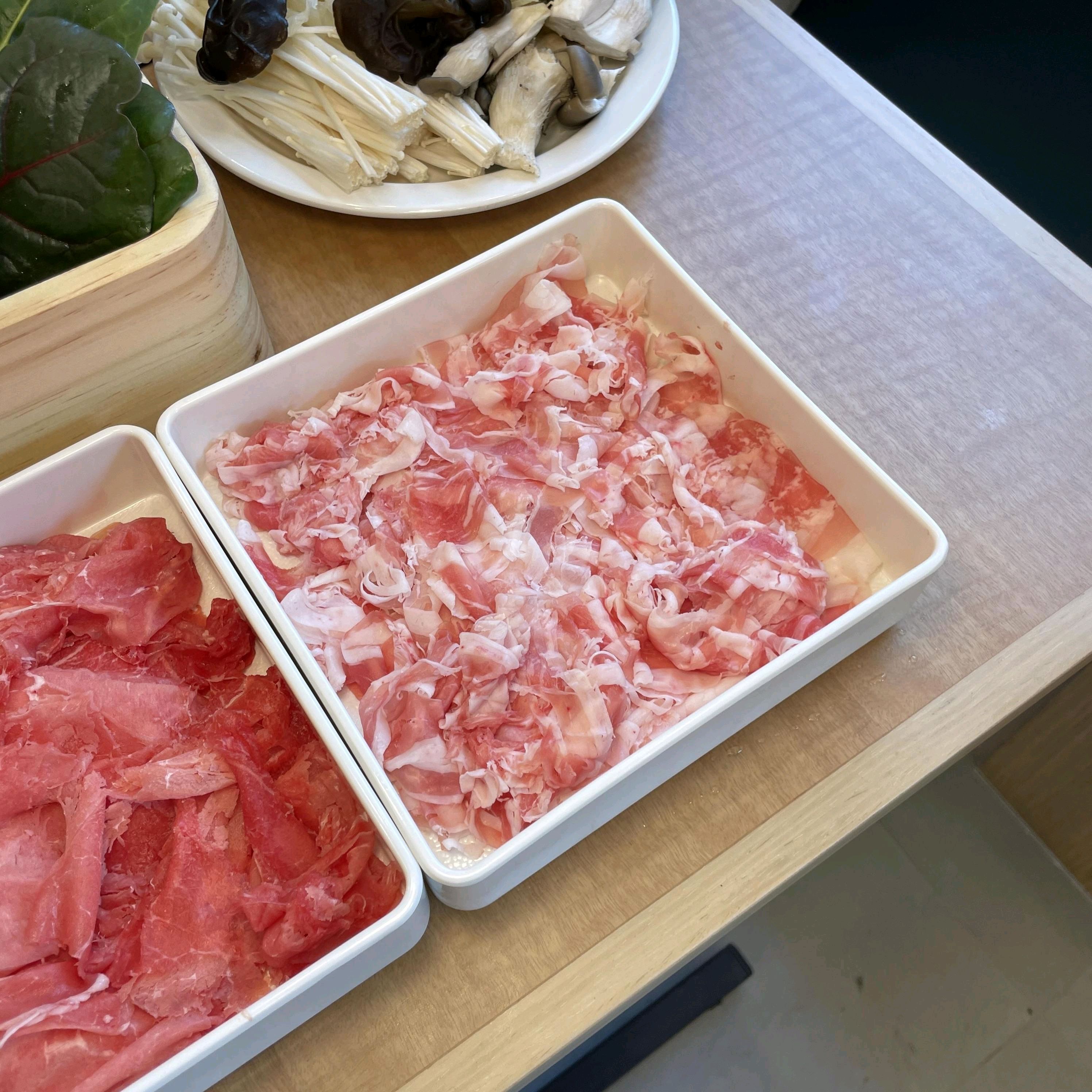 무제한으로 즐길 수 있어 좋습니다 월남쌈과 샐러드바 너무 만족스러웠어요 죽도 맛있고 디저트