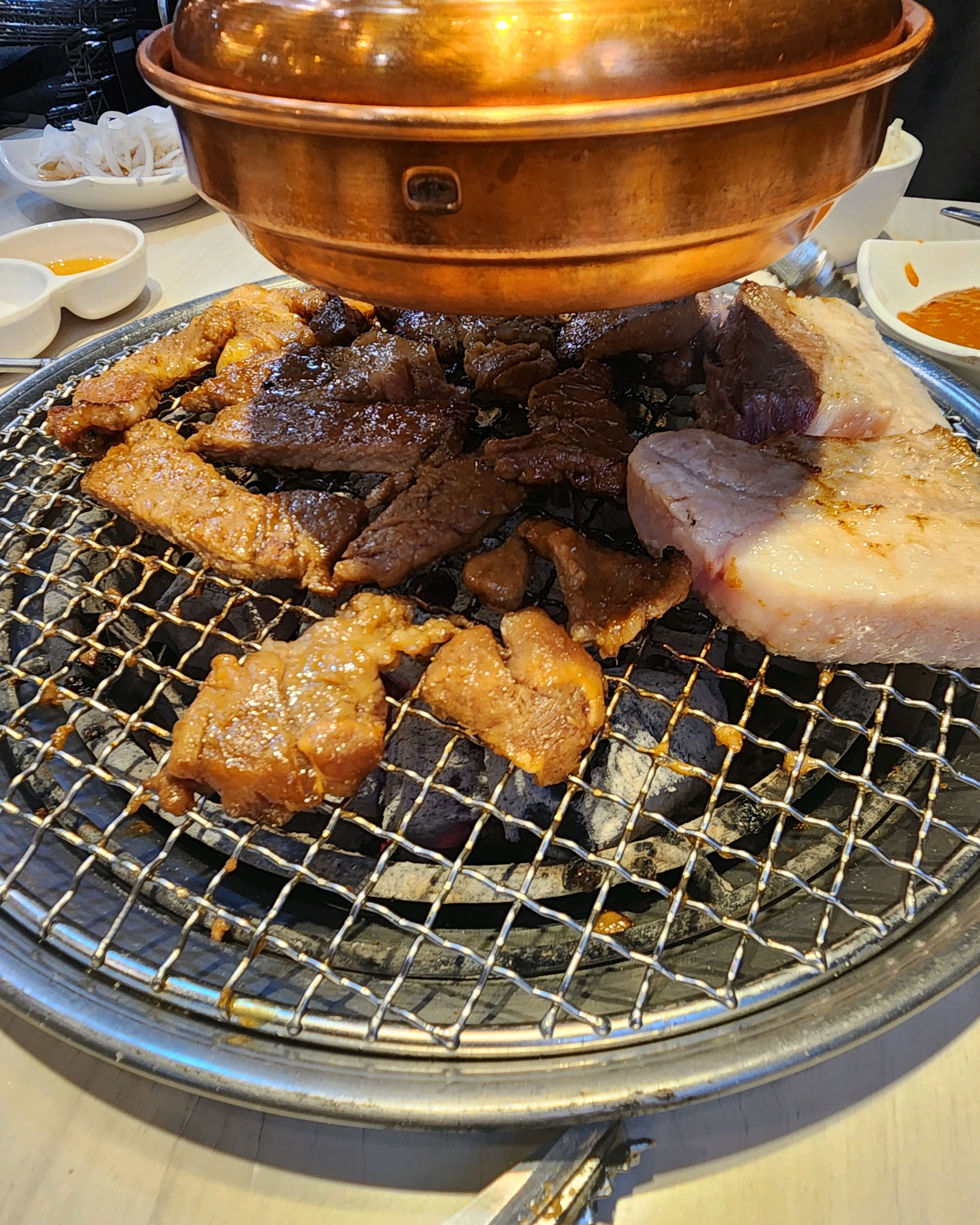 고기 무한리필이라 기대하고 왔는데, 기대 이상으로 만족스러웠어요. 기본 갈비 양념이 달짝지