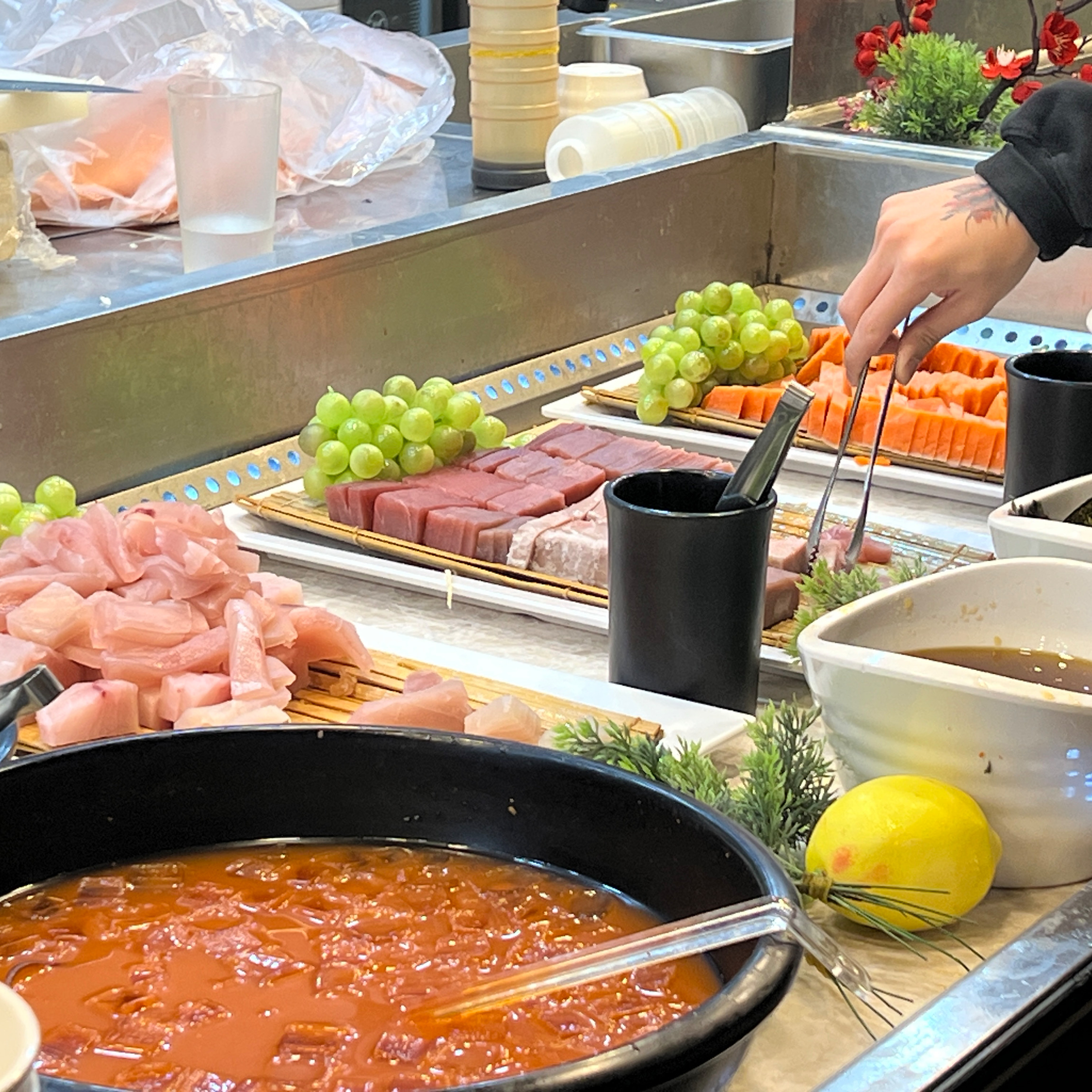 다양한 메뉴와 넓은 공간 덕분에 가족 모두 만족하며 - 영통 맛집 고메스퀘어 영통점