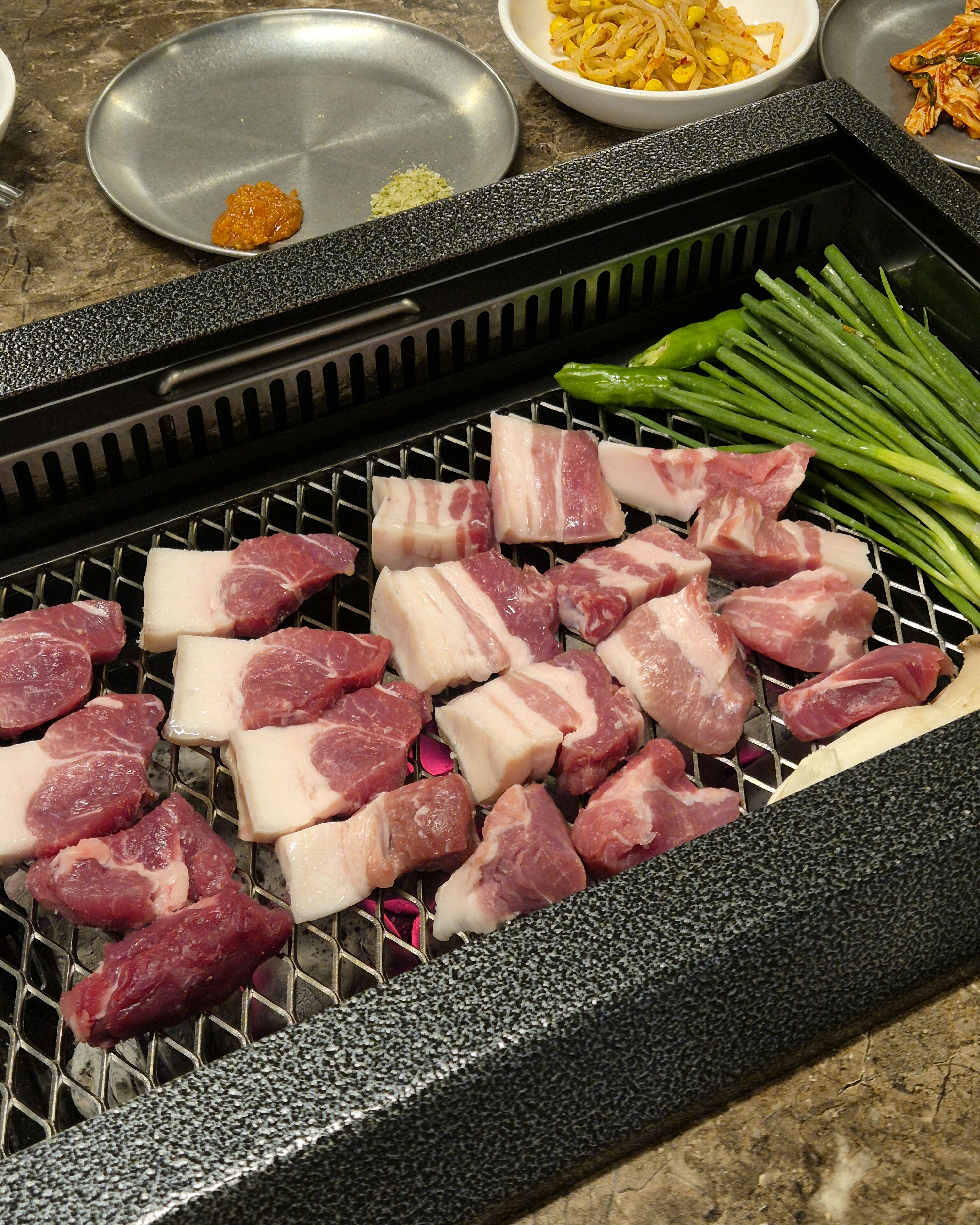 늦게까지 오픈해있고 무엇보다 고기가 맛있어서 좋았습니다!! 😆😆 - 제주 맛집 포크80 제주공항점