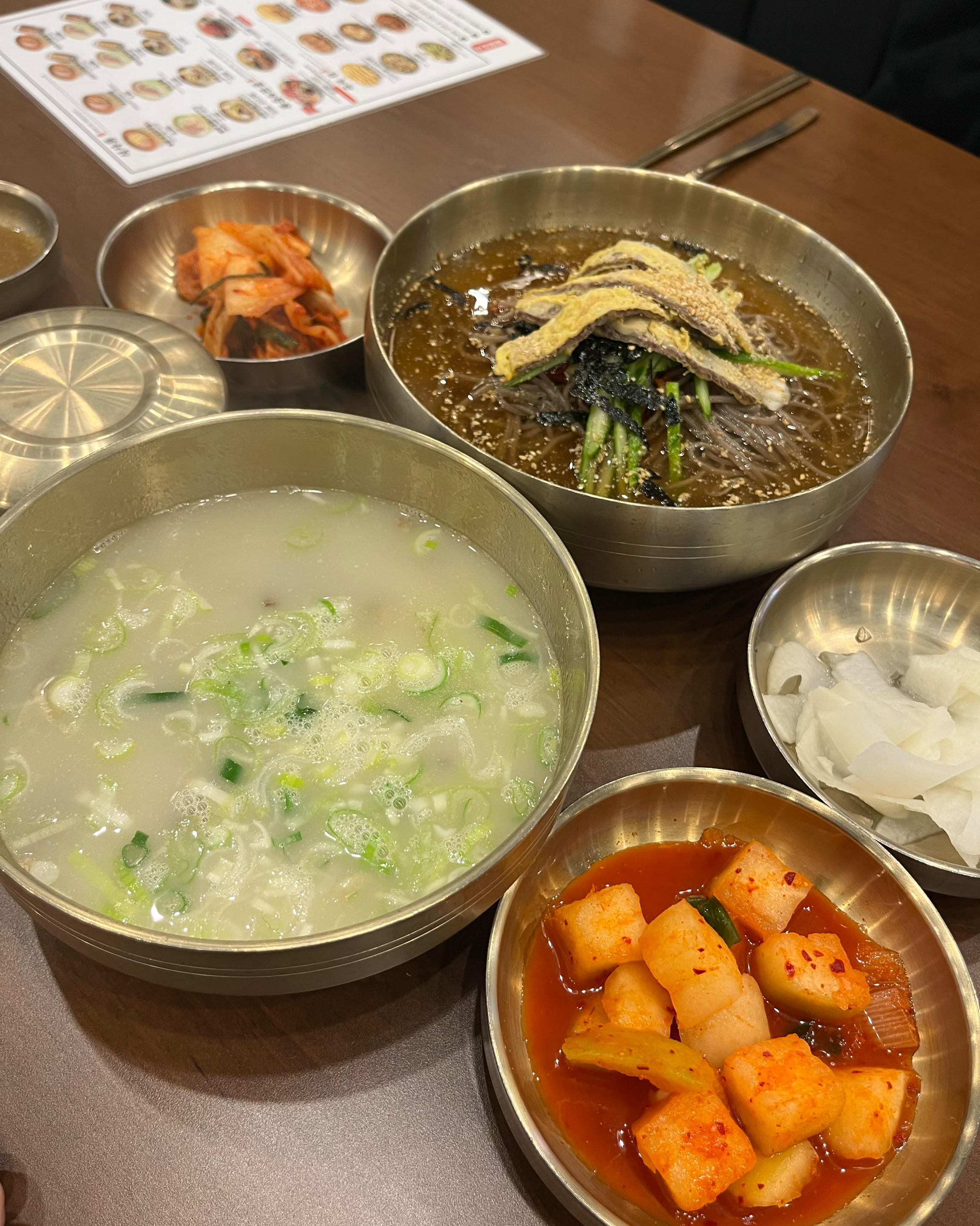 집 근처에 있어서 자주가는 24시 맛집이에요 국밥이 참 맛있어서 일끝나고 와서 한그릇 먹고