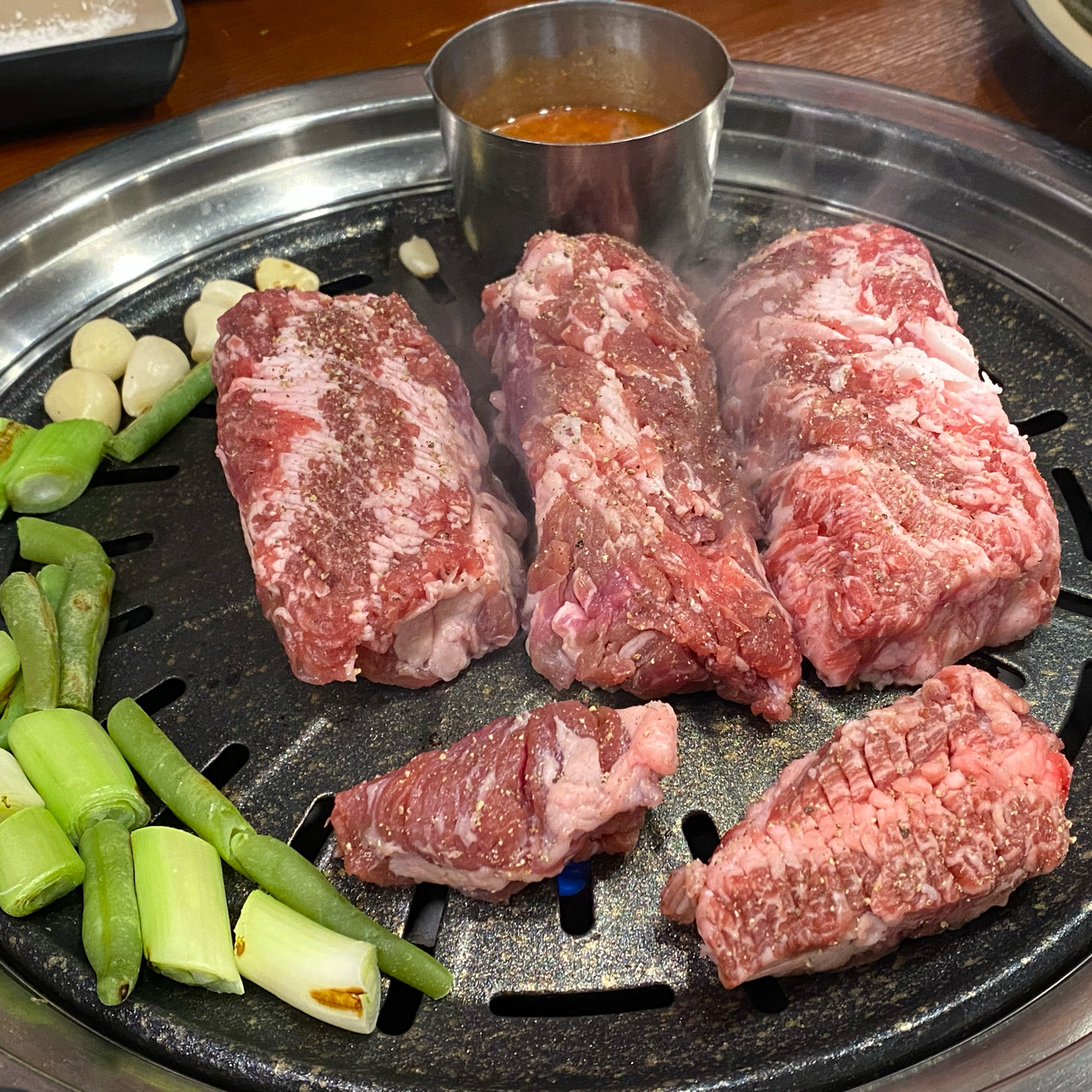 너무너무 맛납니다.. 직접 구워주셔서 정말 편해요!! 꽃목살 먹었는데 무슨 소고기인줄 알았
