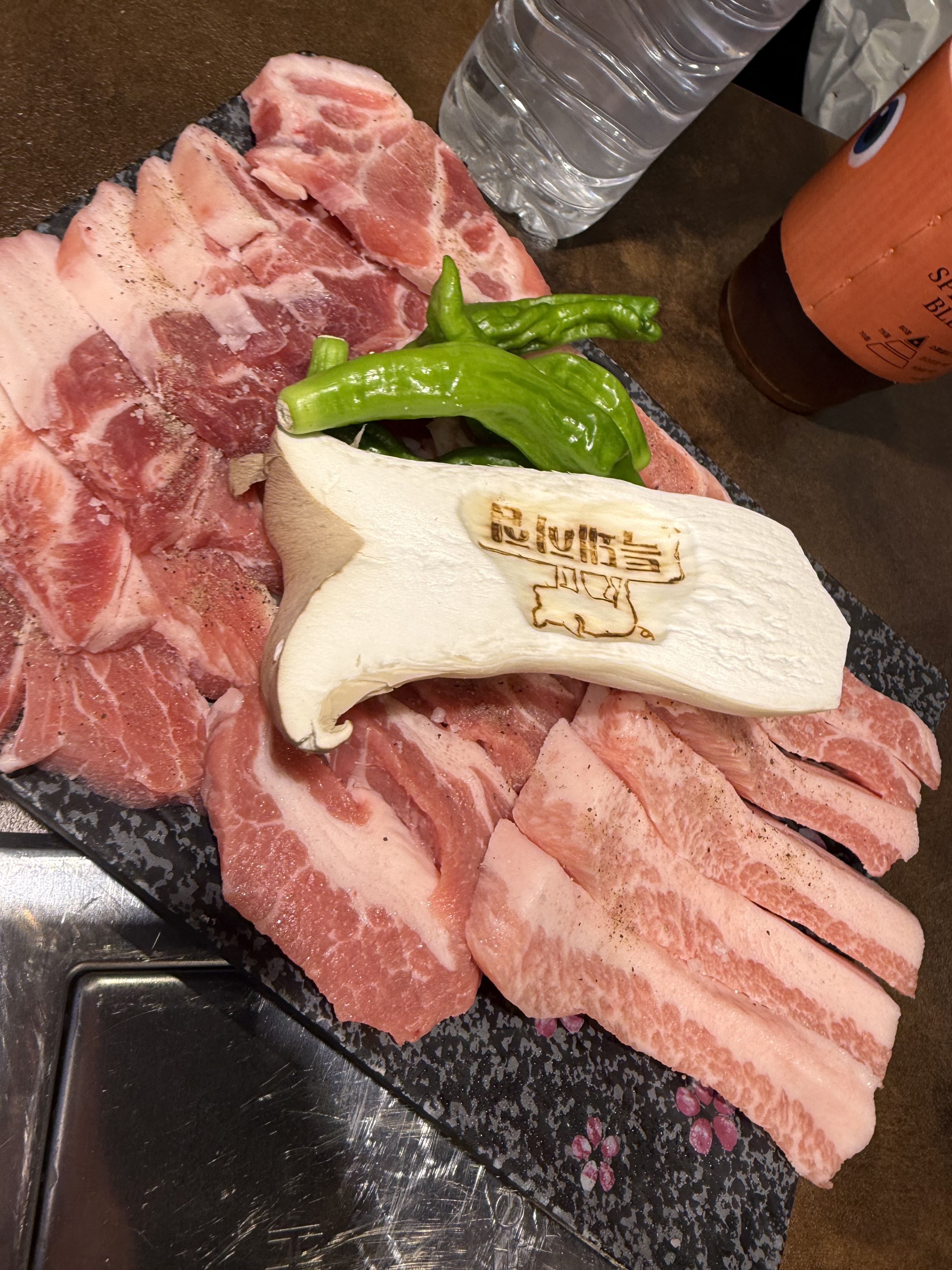 여자친구와 왔는데 완전 친절하시고 고기도 존맛탱입니다 고기 질이 대박으로 깔쌈해요 잘먹다