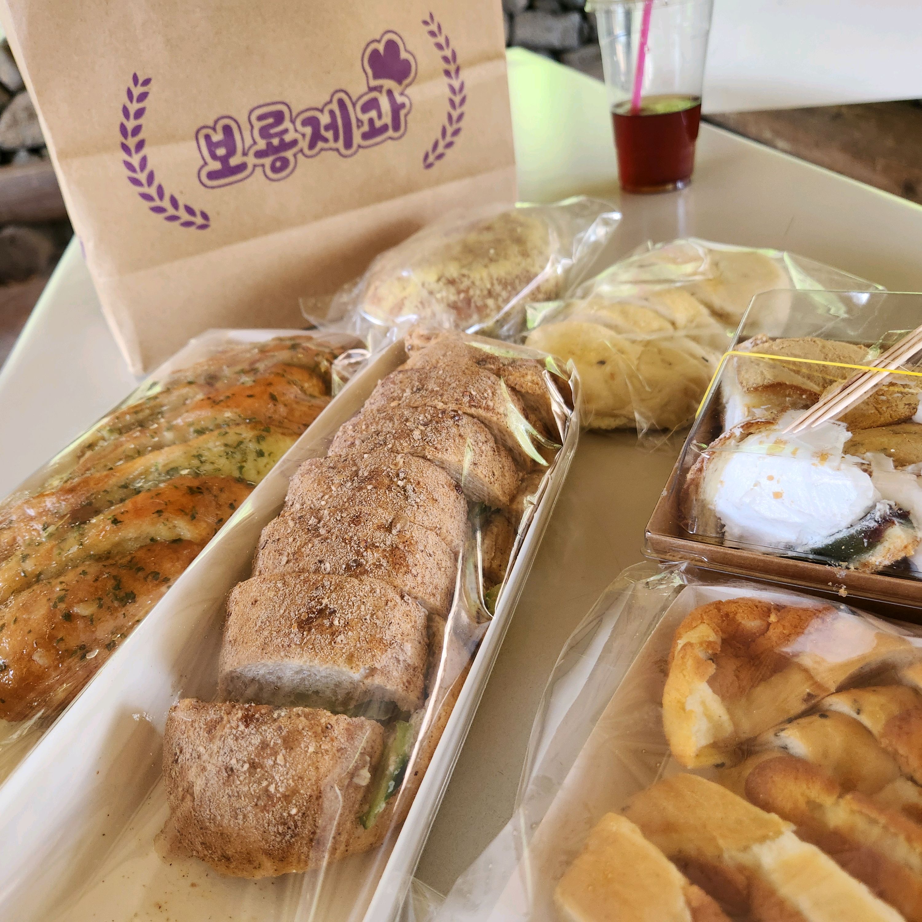 아침식사로 빵 구매하러 갔는데 빵순이가 아닌데도 - 제주 맛집 보룡제과