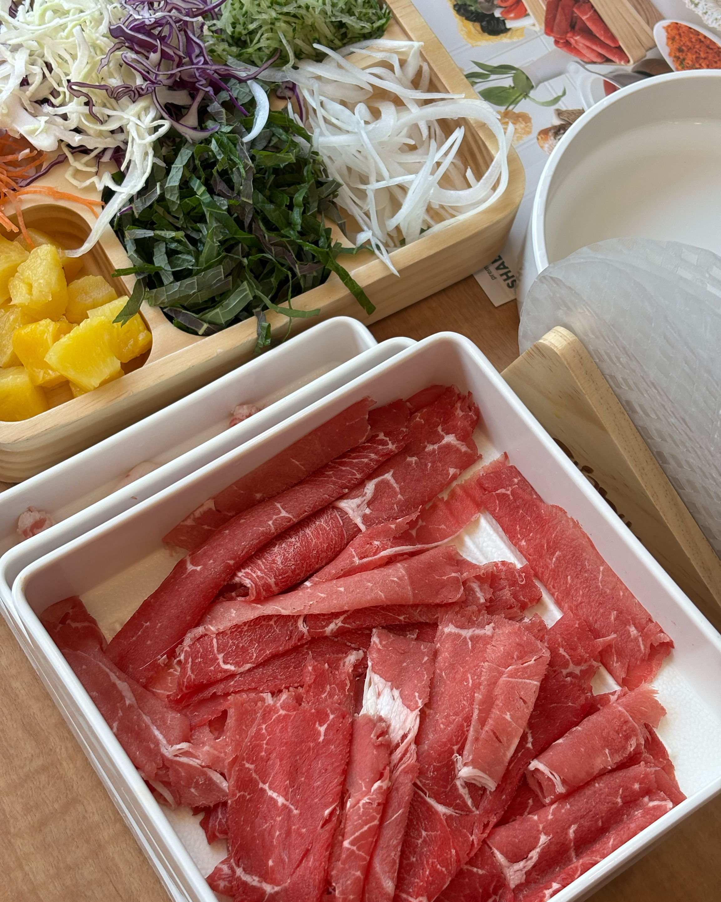 샤브샤브 뷔페인데 1시간20분밖에 시간 안줘서 죽이랑 칼국수 먹기 타이트합니다. 테이블 회