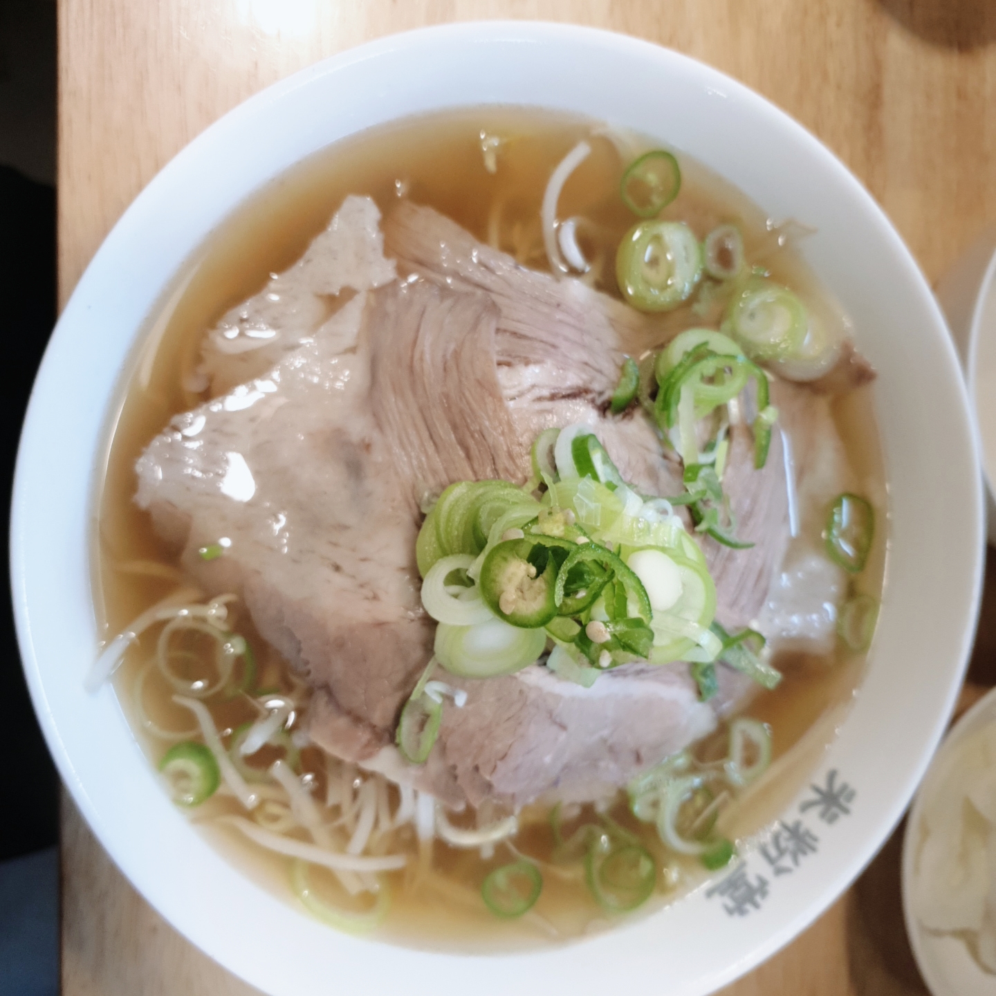 1인석으로 되어 있어요. 쌀국수 맛있어요 ㅎㅎ 양파랑 단무지, 고추 삭힌거 반찬으로 나와요