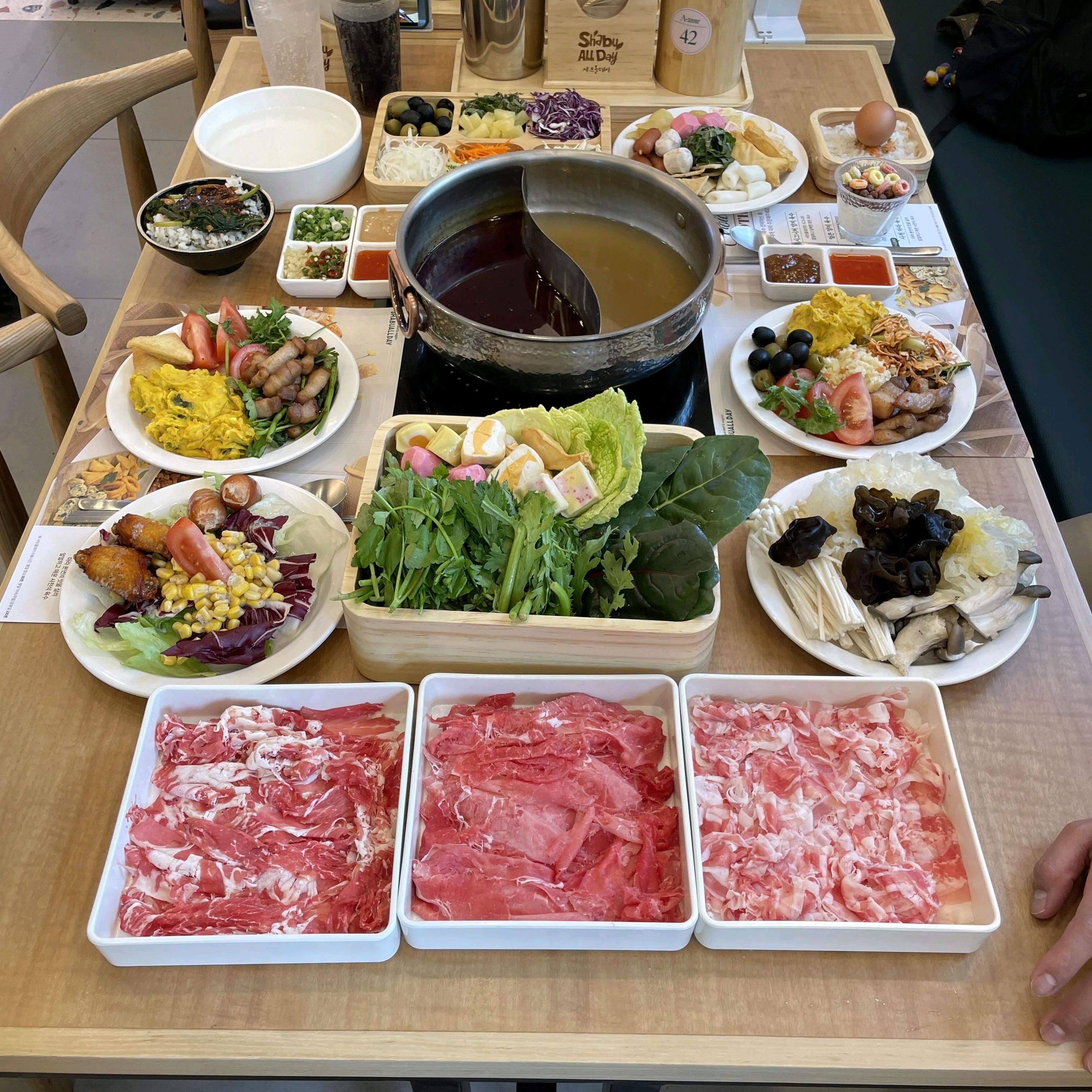 정말 만족스러웠습니다. 다양한 야채들과 라이스페이퍼를 이용해 먹을 수 있어 좋았습니다. 디