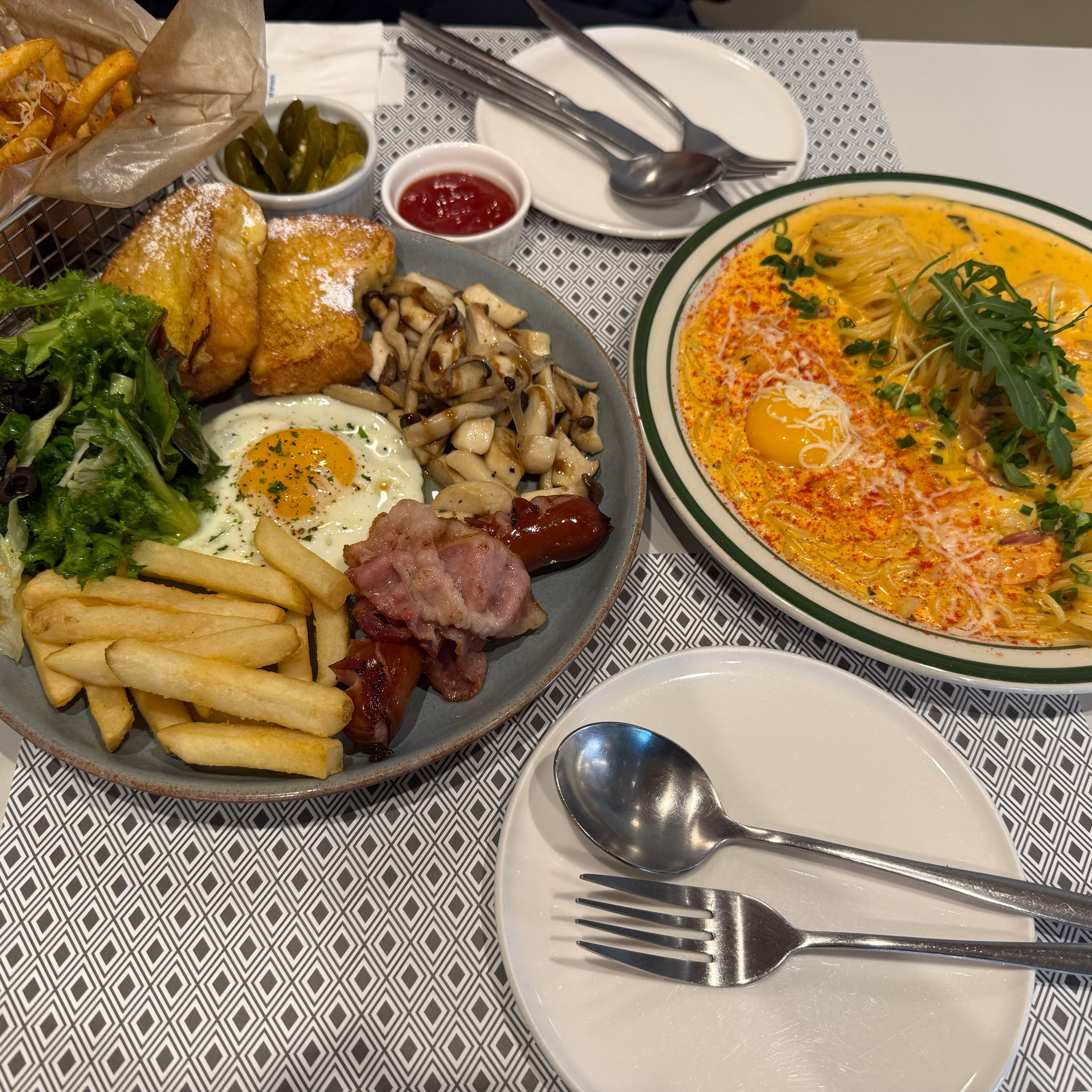 아메리칸 브런치 구성이 알차고 신선단백해서 맛있어요 .매콤크림 파스타는 조금 더 맵게 부탁