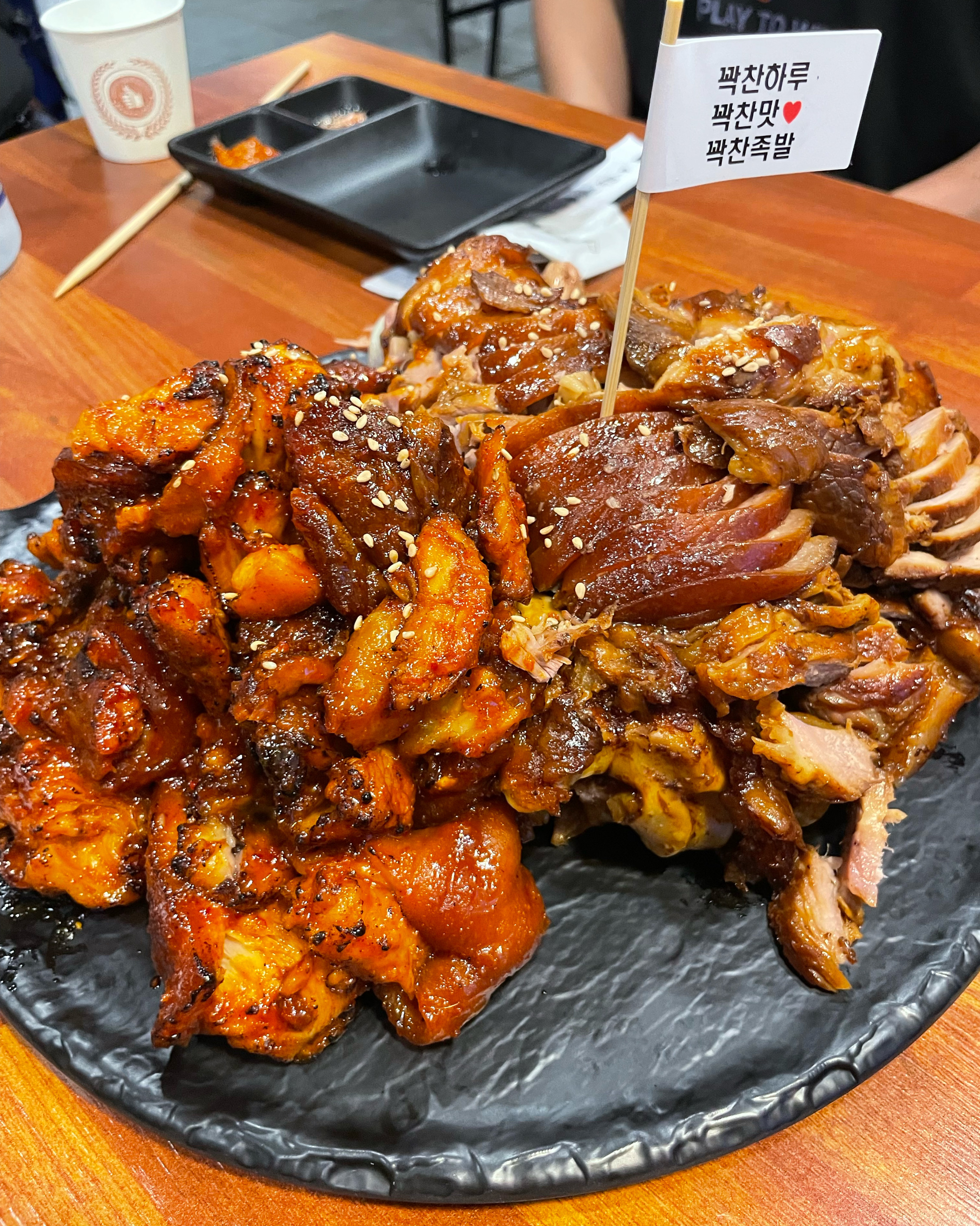 우연히 오게 됐는데 너무 맛있고 어묵도 주셔서 좋아요! 불족발 엄청 많이 맵지도 않고 적당