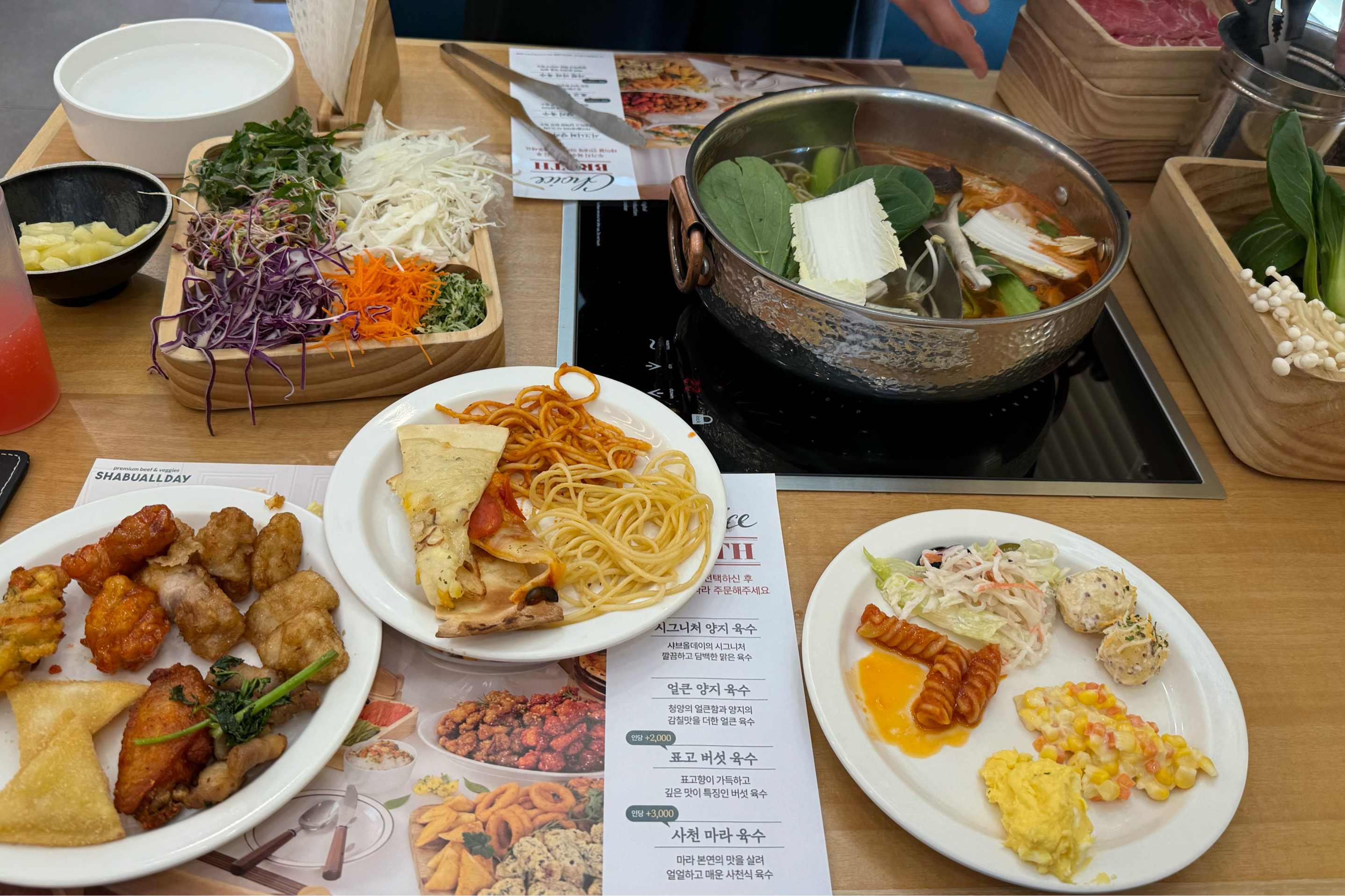 음식 맛있고 오픈때 갔는데 벌써 테이블이 많이 차있었어요!! 인테리어도 고급스럽고 매장이나