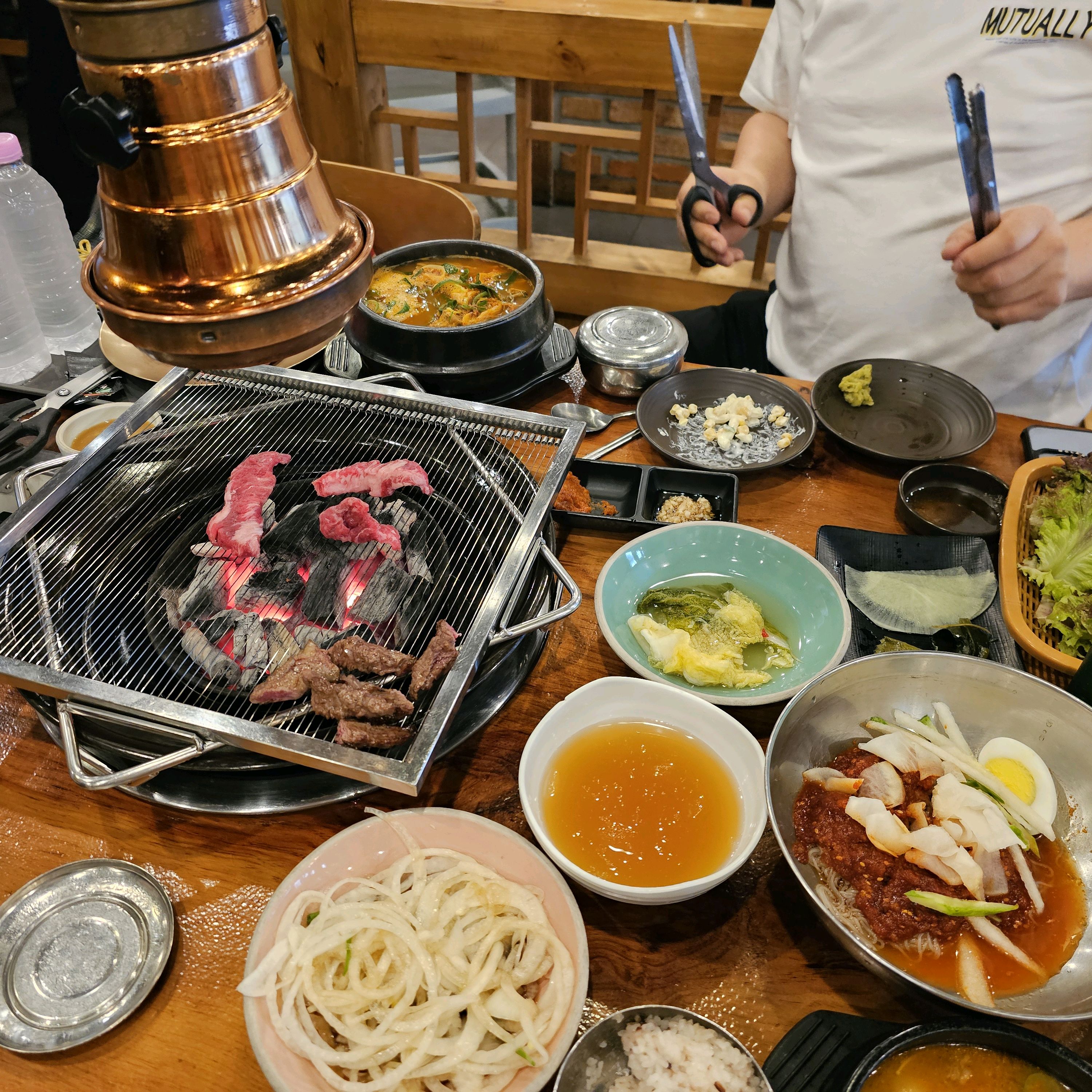 매번 고기만 먹다가 뼈해장국 처음시켯는데 깔끔하고 맛잇네요!! - 권선동 맛집 소담화로