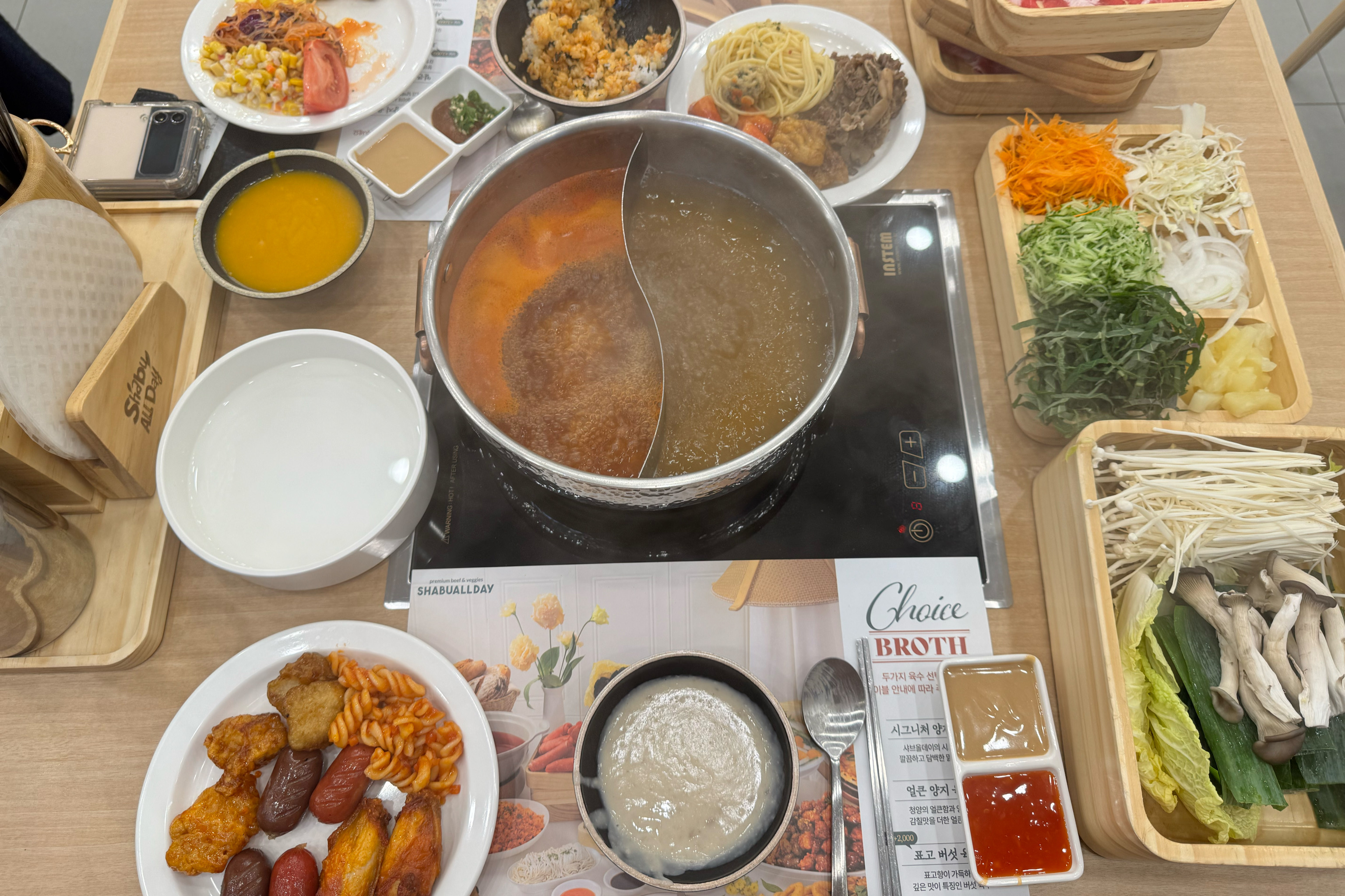 사람많은데도 직원분들 친절하시고 음식 바로 채워지고 깨끗해서 좋았어요 - 동패동 맛집 샤브올데이 파주동패점