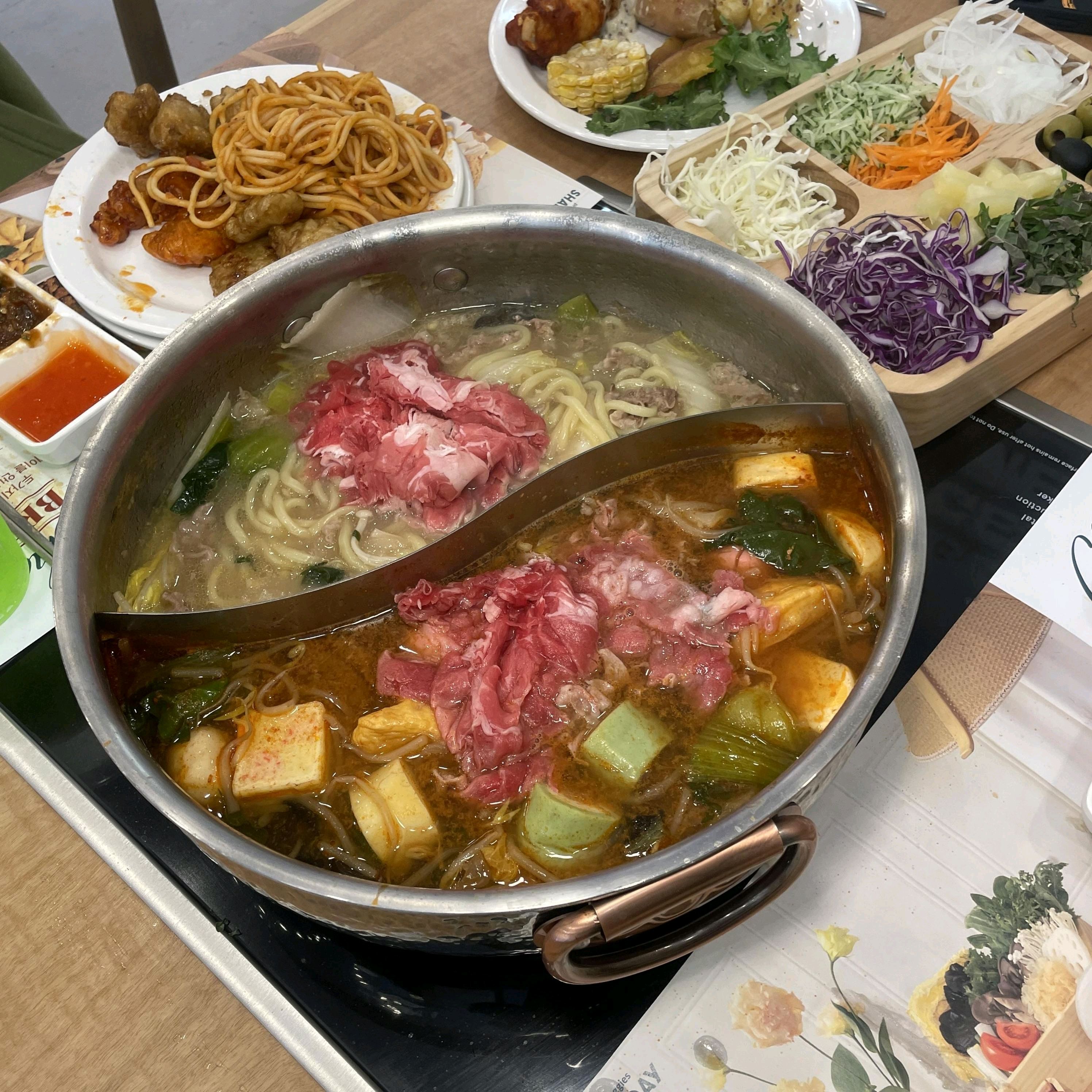 넓은 테이블에 온 가족이 앉아 샤브샤브 즐기기 좋은 곳입니다. 육수도 맛있고 가족들과 함께