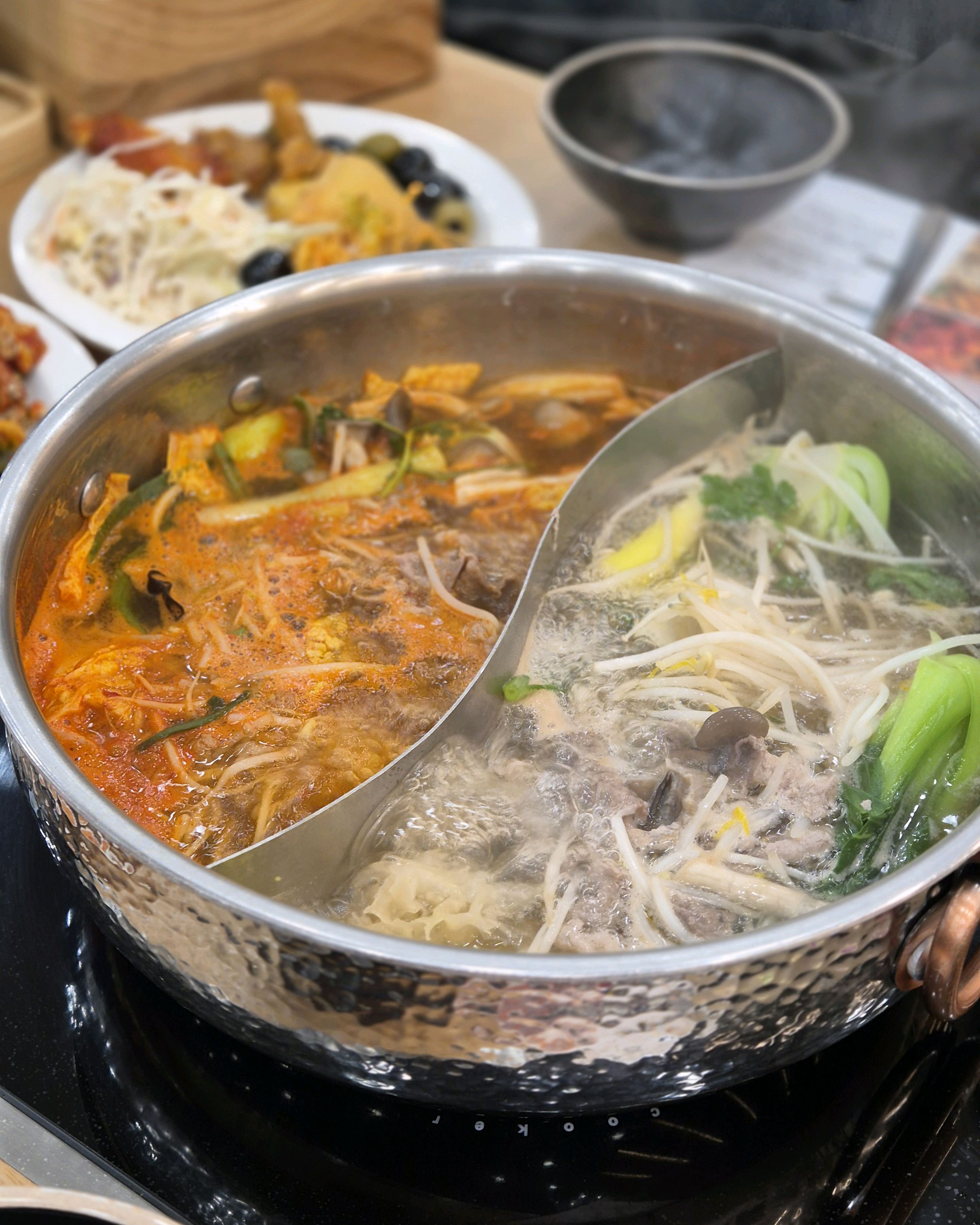 샤브샤브 처돌이라 드디어 방문했는데 샐러드바도 너무 고급지고 맛있었어요ㅠ 가족이랑 재방문