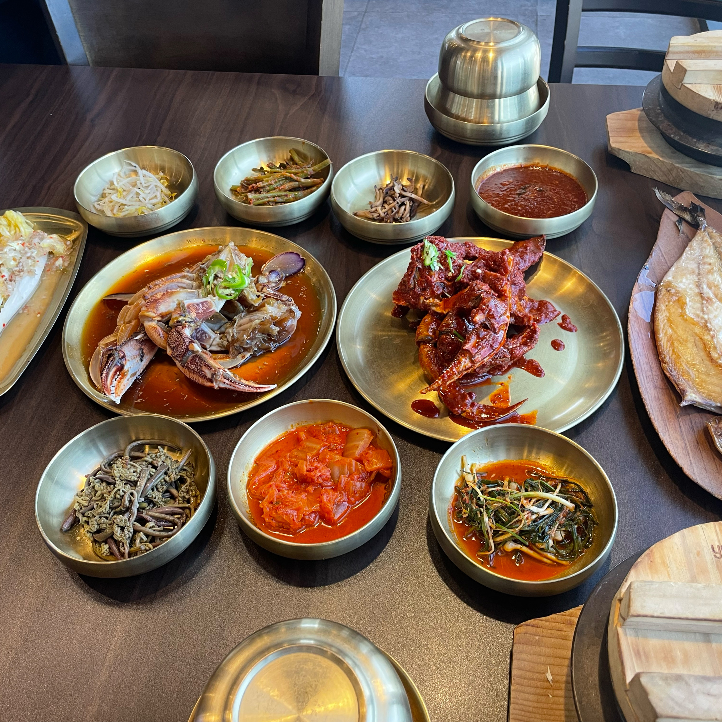 게장 너무 맛있어요 짜지도 않고 적절한 맛이여서 밥순삭으로 헤치움 고등어도 맛있고 기본 반