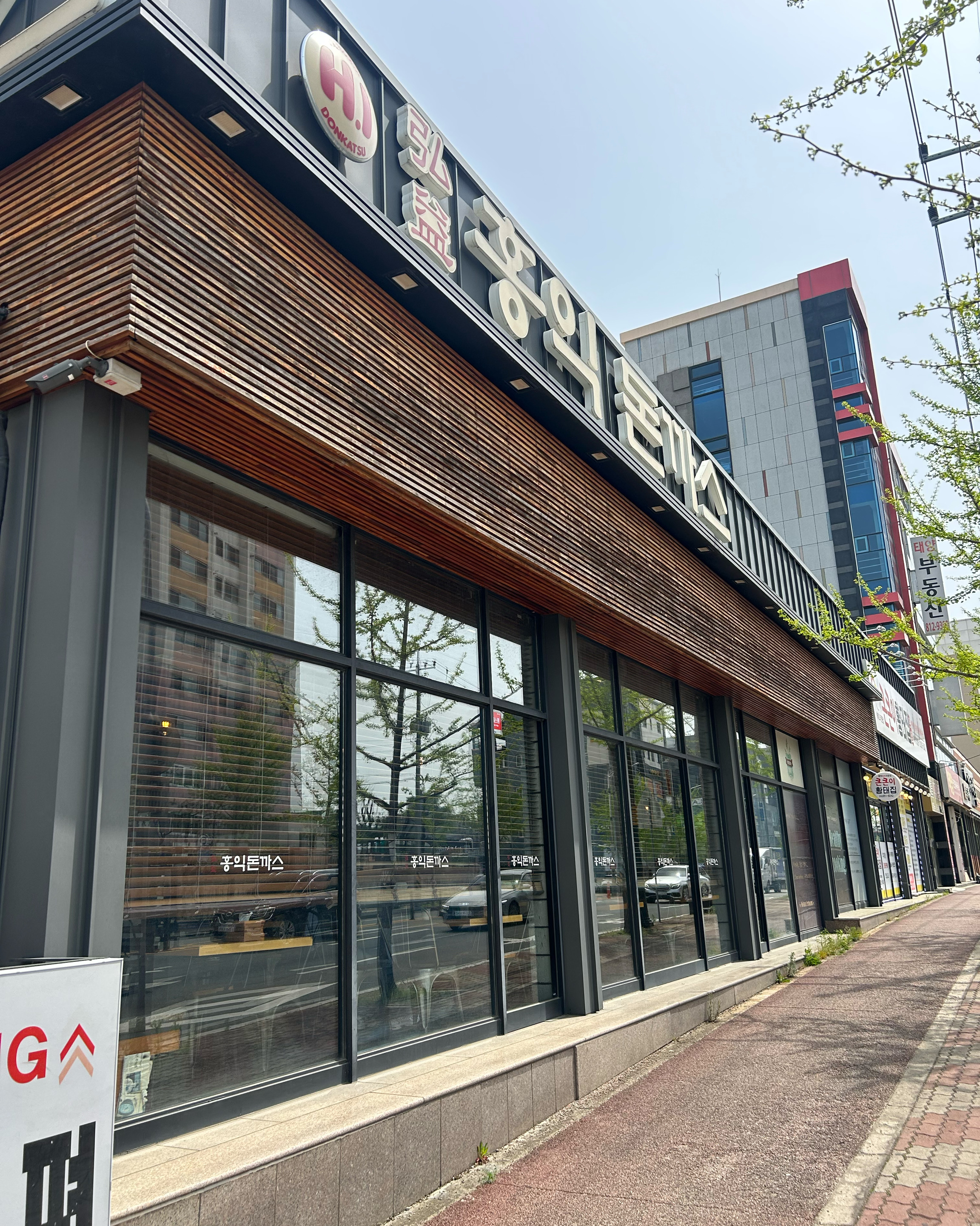 돈까스 맛집~^^ 손님도 많고 오픈주방이라 더 신뢰가 가요^^ - 영대 맛집 홍익돈까스 경산영대점
