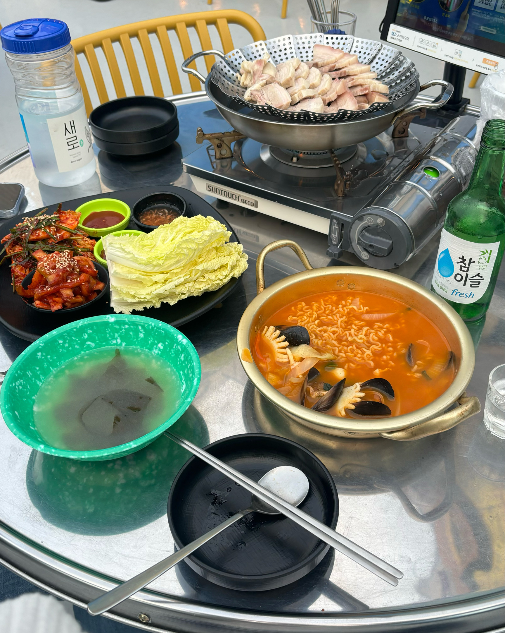 꼭 한 번 와보고 싶었던 루프탑 술집 중 하나였어요! 옥상이 트여있어 흡연도 안내려가고 할