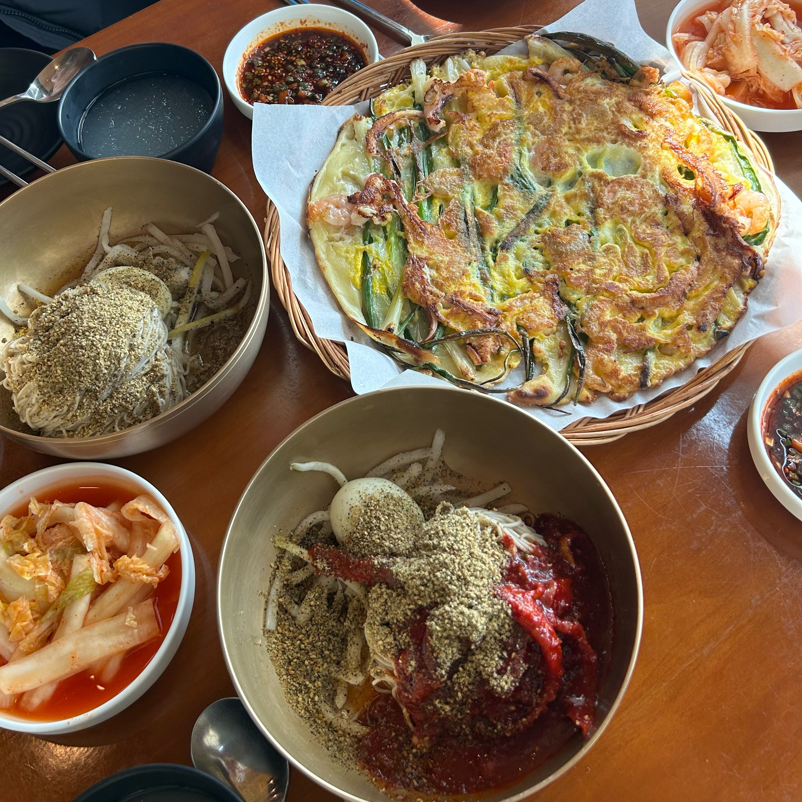 다 맛있었어요! 들깨가루 팍팍 들어간 국수는 생소했지만, 굉장히 취향에 맞아 맛있게 먹었습