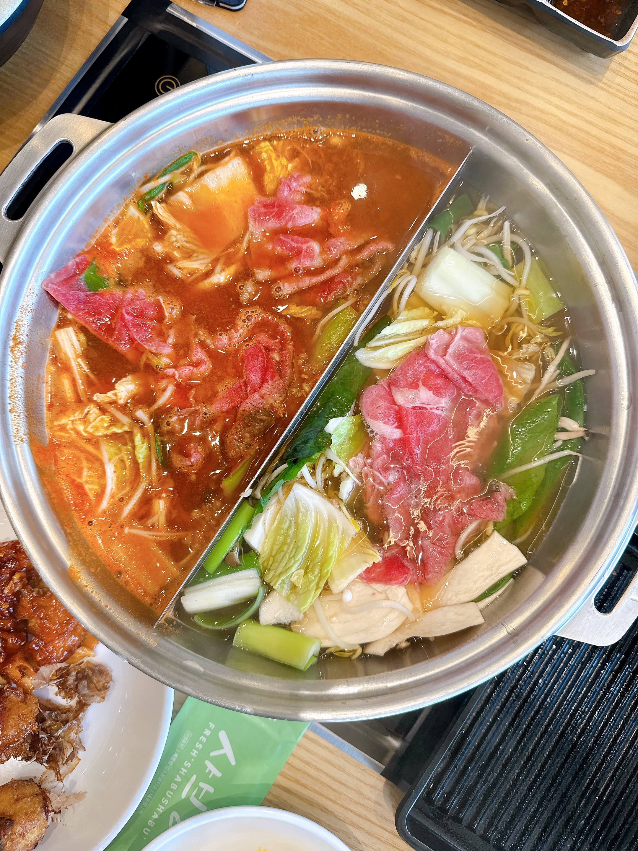 얼큰이 육수가 기름지지 않고너무 맛있더라구요. 재료들 모두 너무 신선해서 좋았어요. - 구미 형곡 맛집 샤브20 구미형곡점