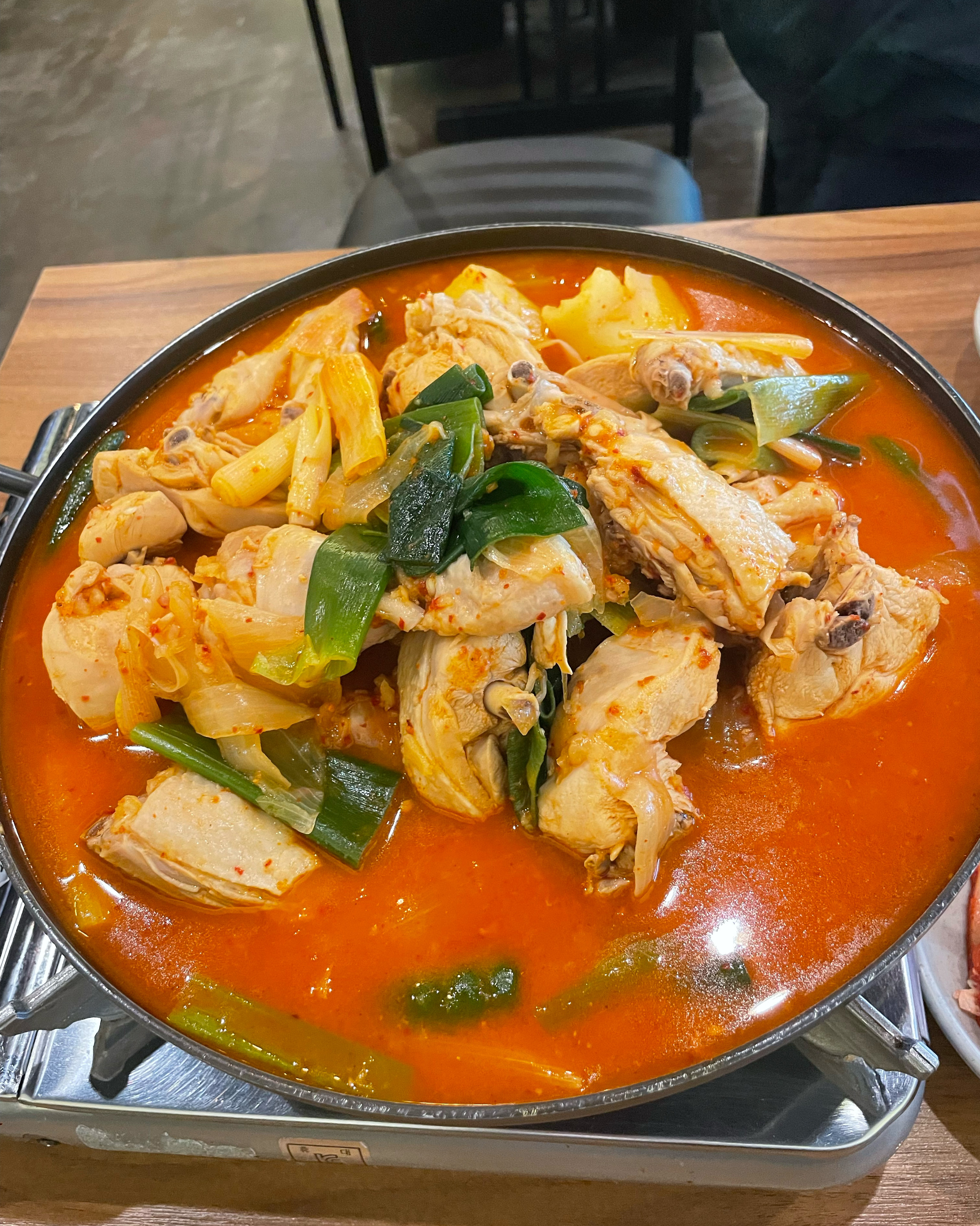 닭이 정말 선선한게 느껴져요. 냄새도 안나고 부들부들 정말 맛있습니다. 국물도 은근히 매콤