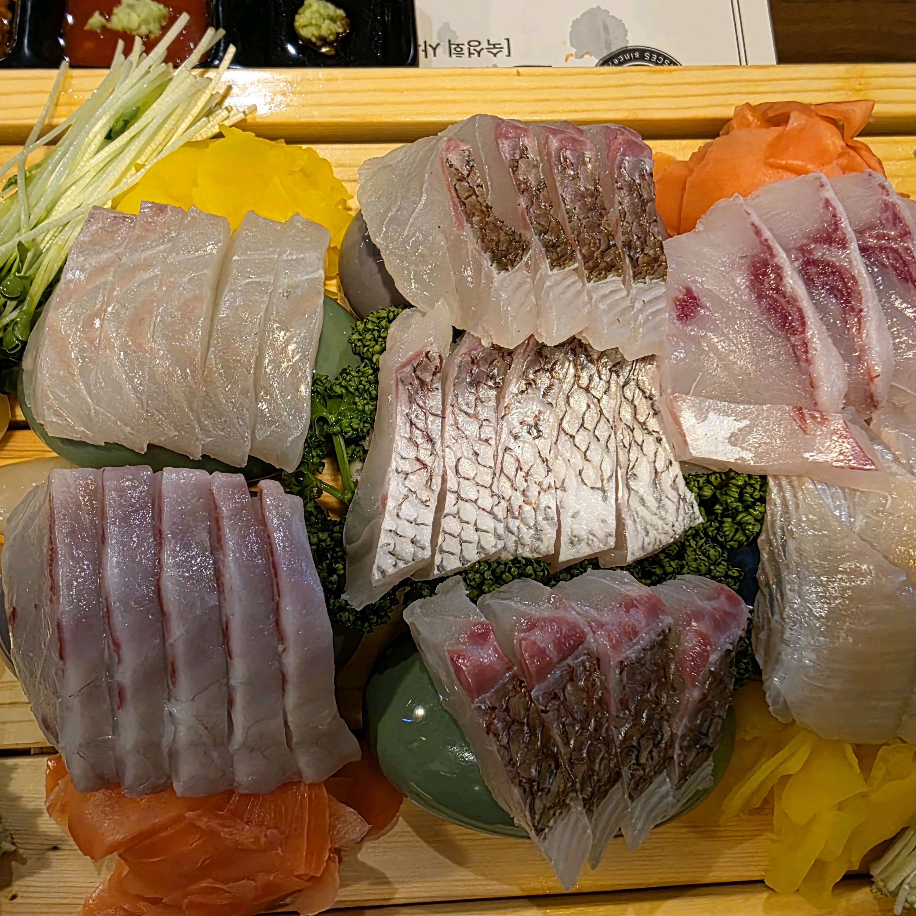 회 담백하고 맛있어용~조금 비싼 횟집 가느니 여기 오시는것 추천해요~^^~튀김 보기에는 그