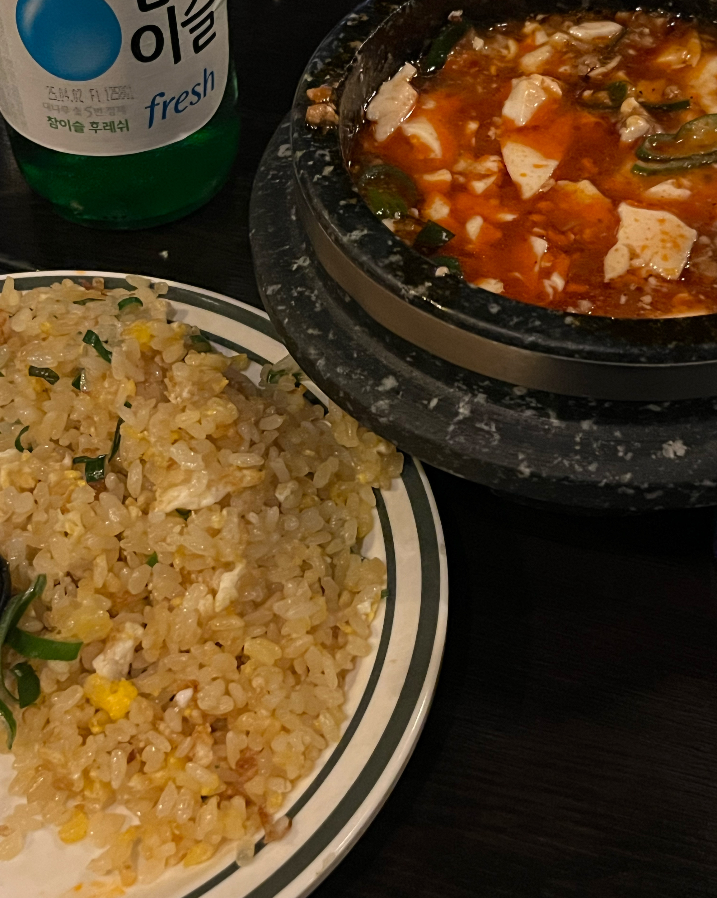 2차로 왔는데 분위기 조명도 너무 좋고 안주들이 다 맛있네요 계란볶음밥 누룽도 살짝살짝 있