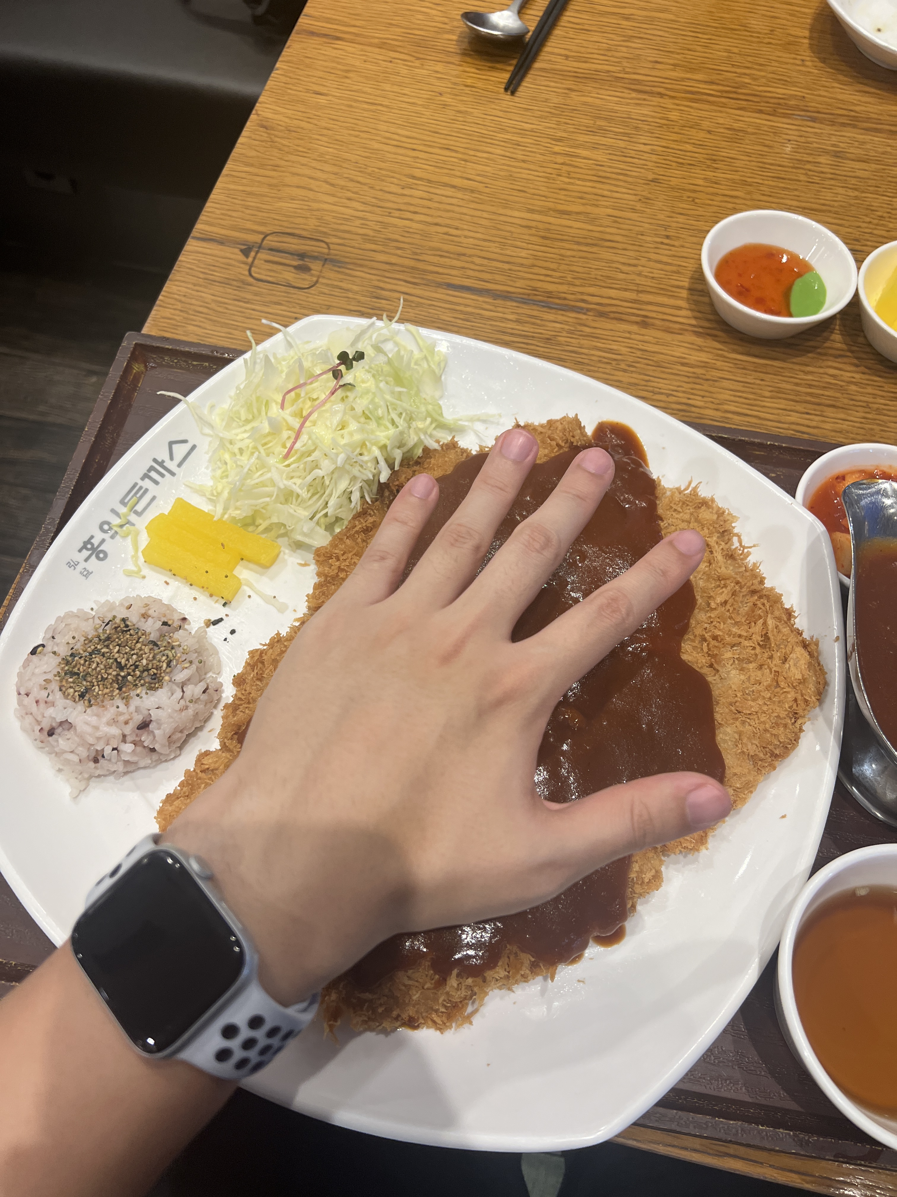 제 손이 큰편인데 딱 손이 들어오네요 다른 분들은 엄청 클것 같습니다 애용할게요~~ - 부산 대연동 맛집 홍익돈까스 부산대연점
